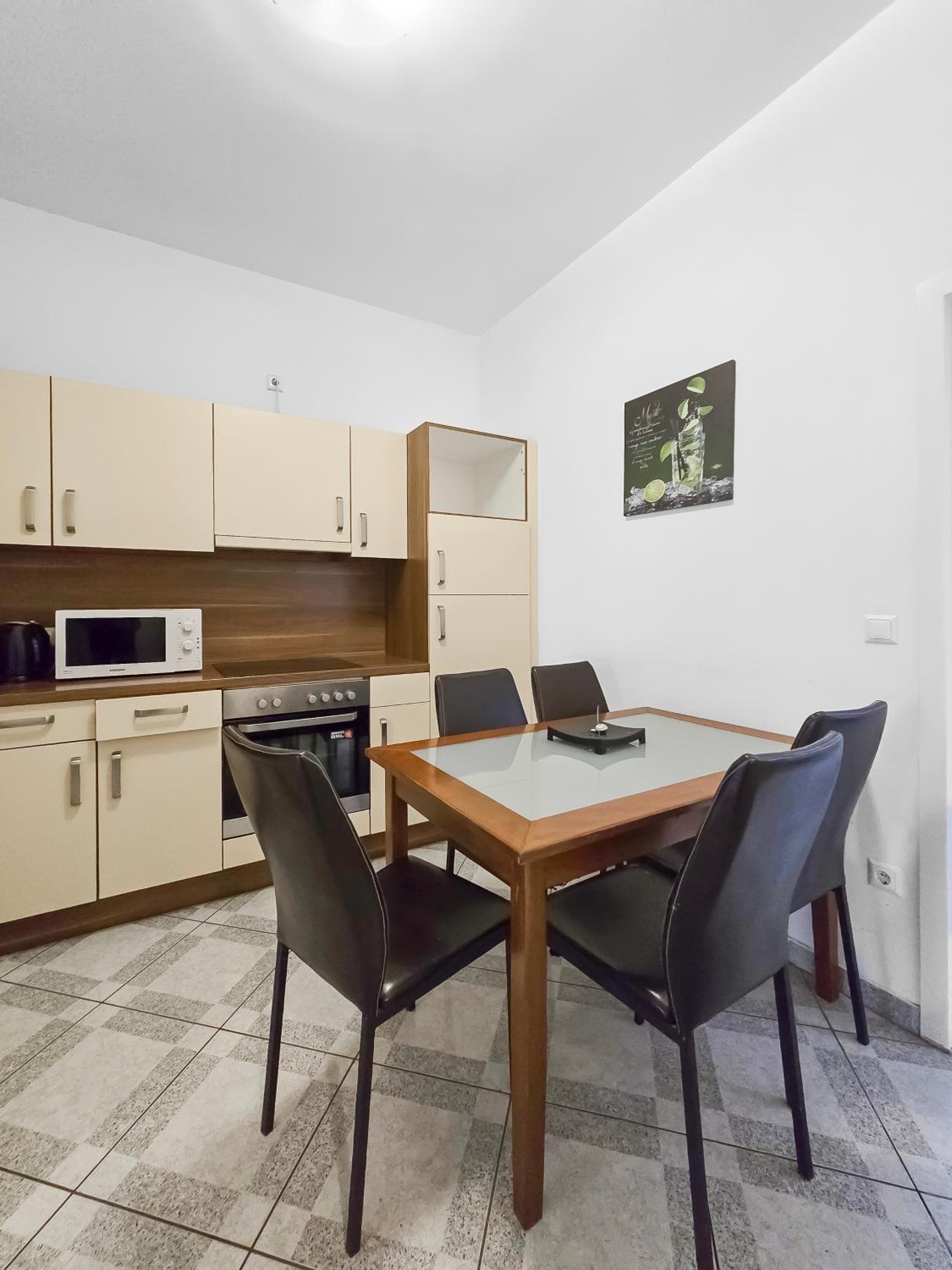 Elegant 3-Bedroom Getaway with Balcony for Groups up to 7