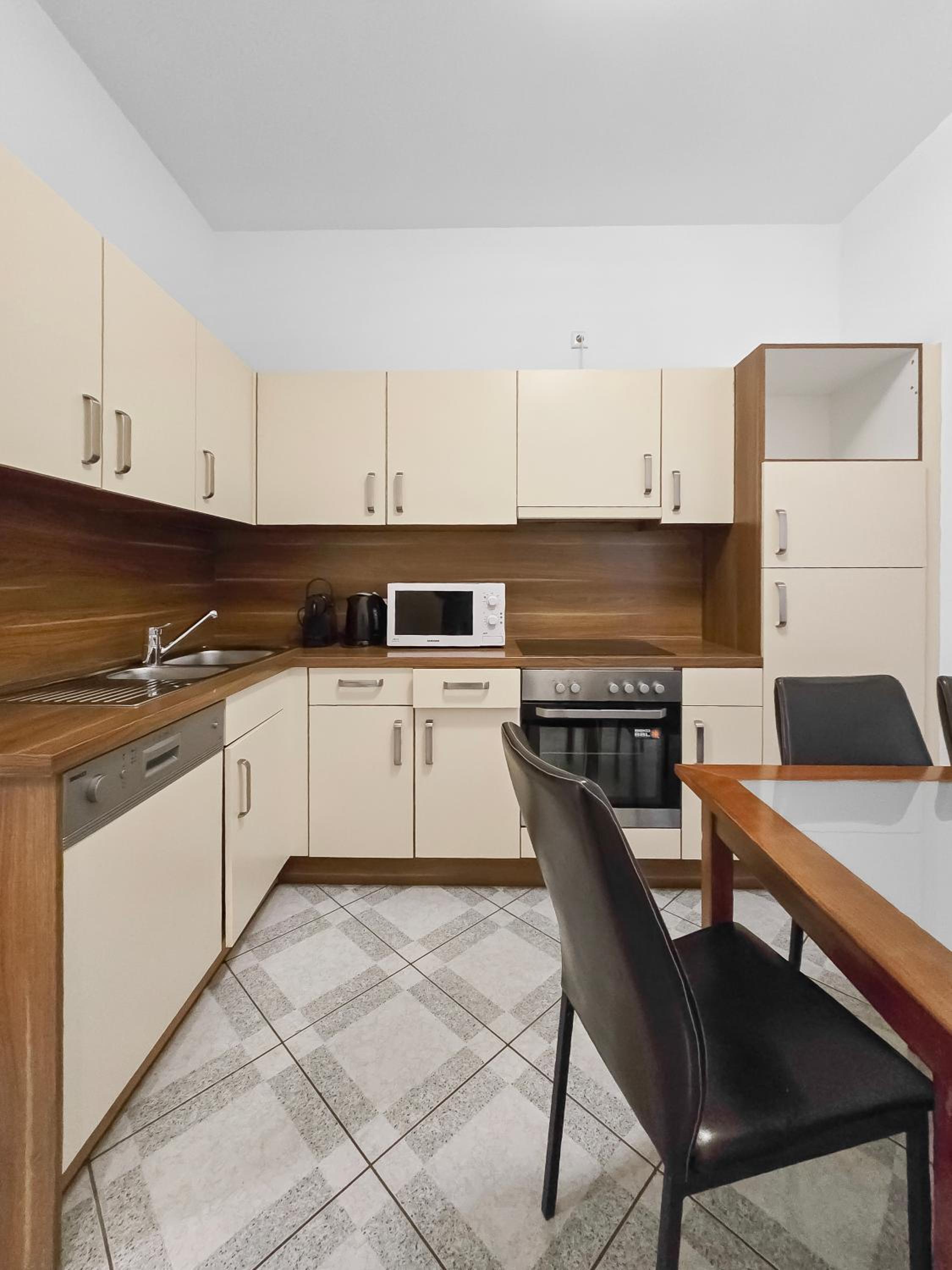 Elegant 3-Bedroom Getaway with Balcony for Groups up to 7