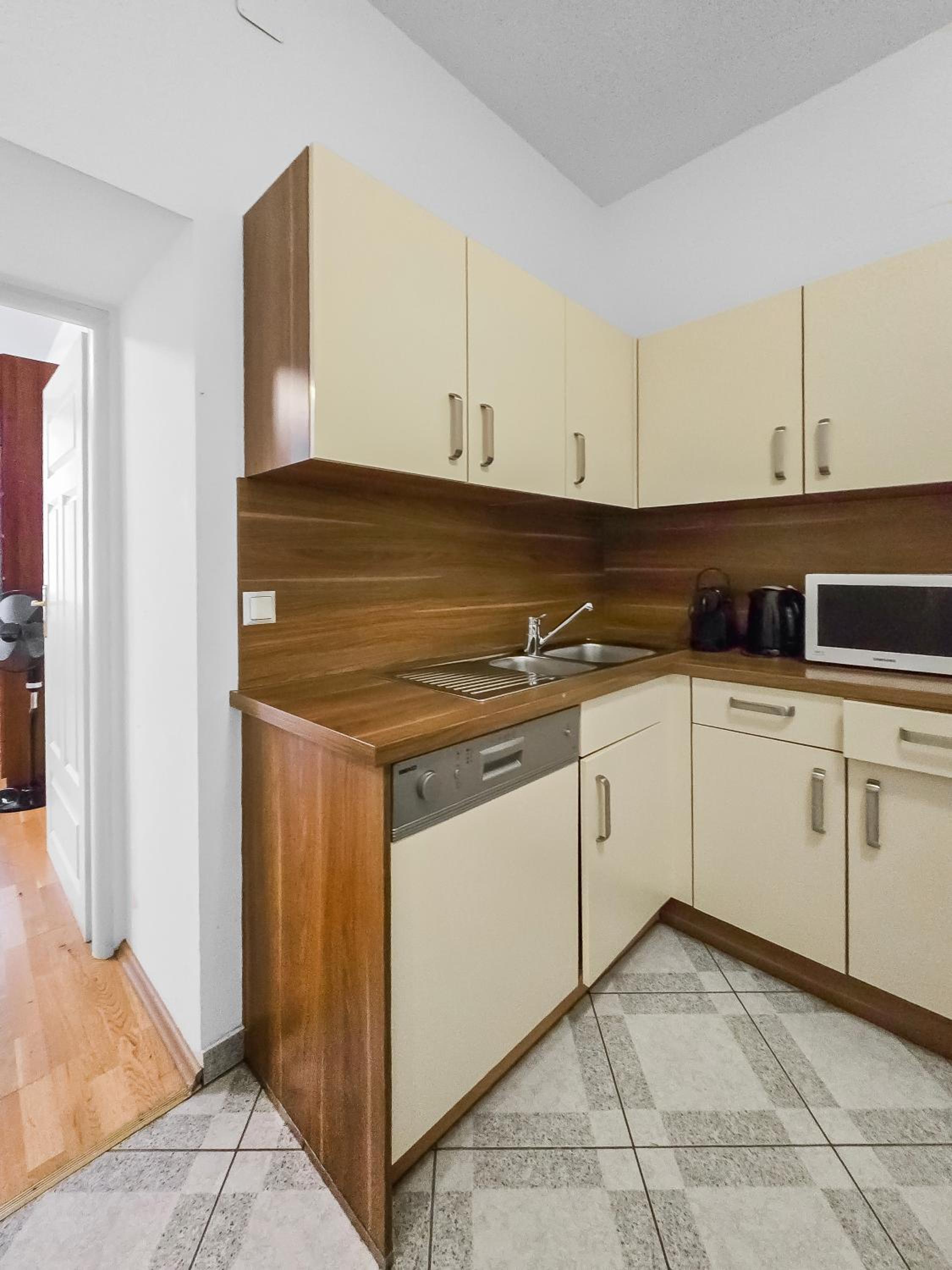 Elegant 3-Bedroom Getaway with Balcony for Groups up to 7