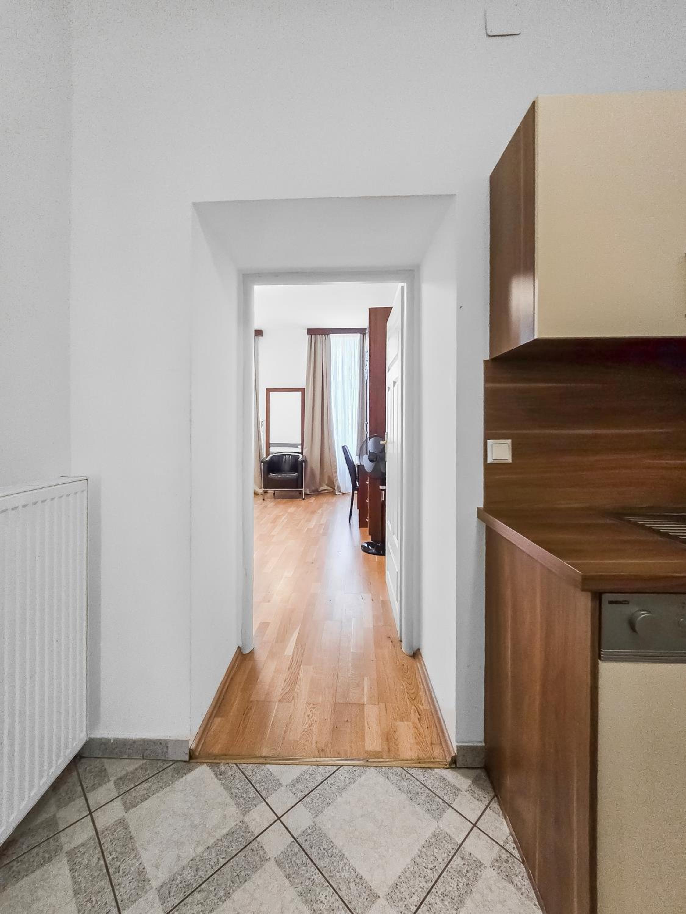 Elegant 3-Bedroom Getaway with Balcony for Groups up to 7