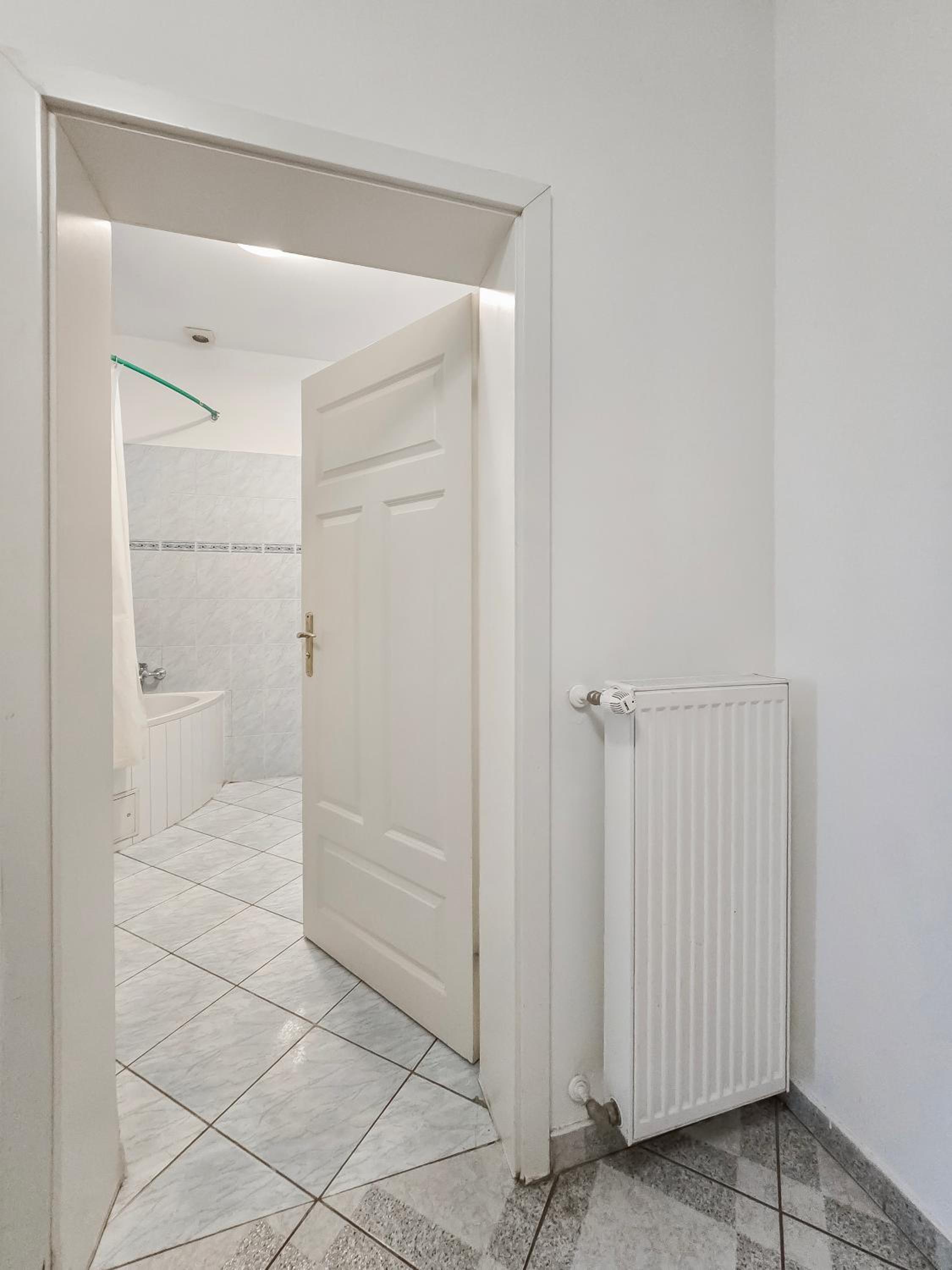 Elegant 3-Bedroom Getaway with Balcony for Groups up to 7