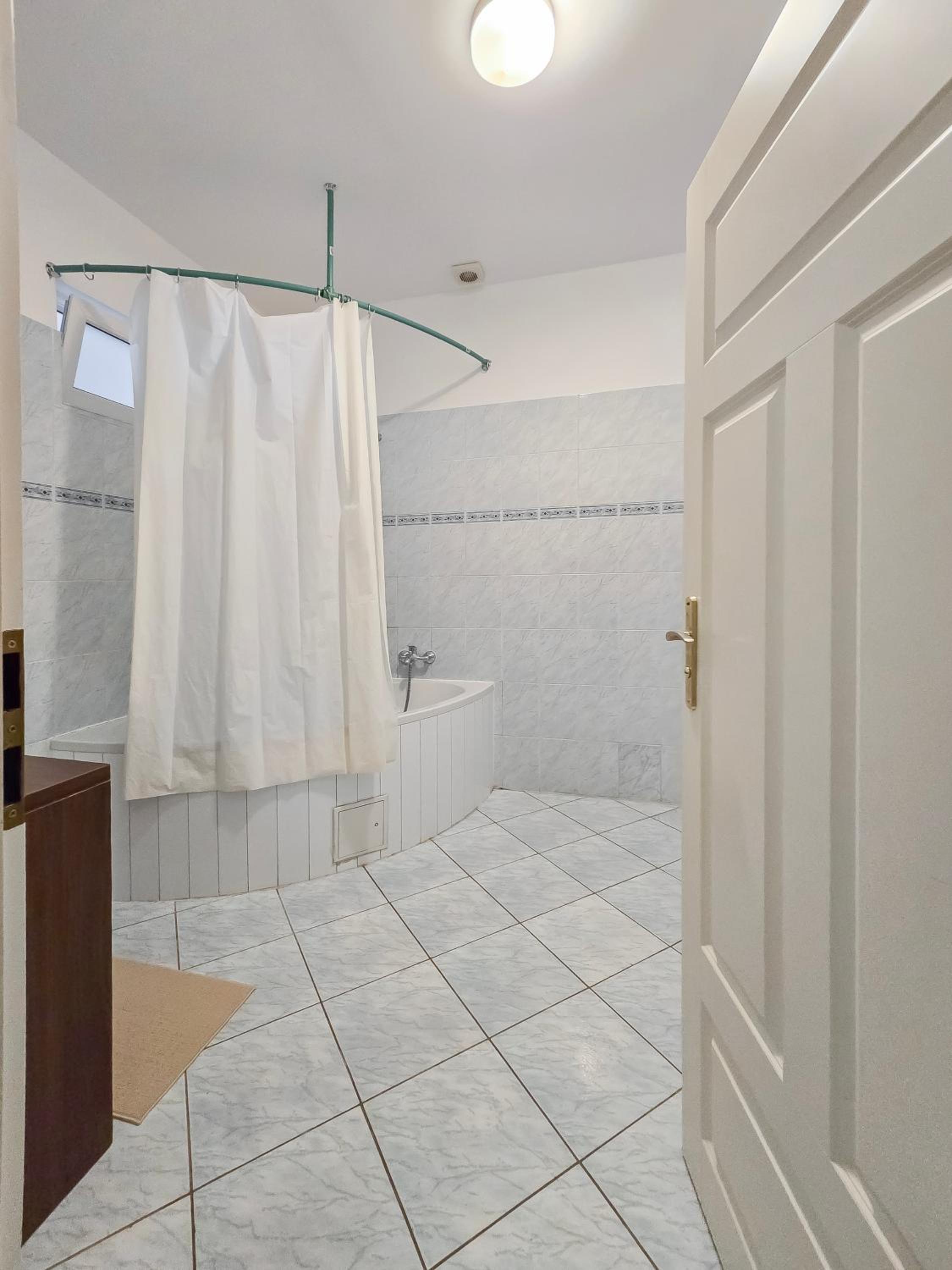 Elegant 3-Bedroom Getaway with Balcony for Groups up to 7
