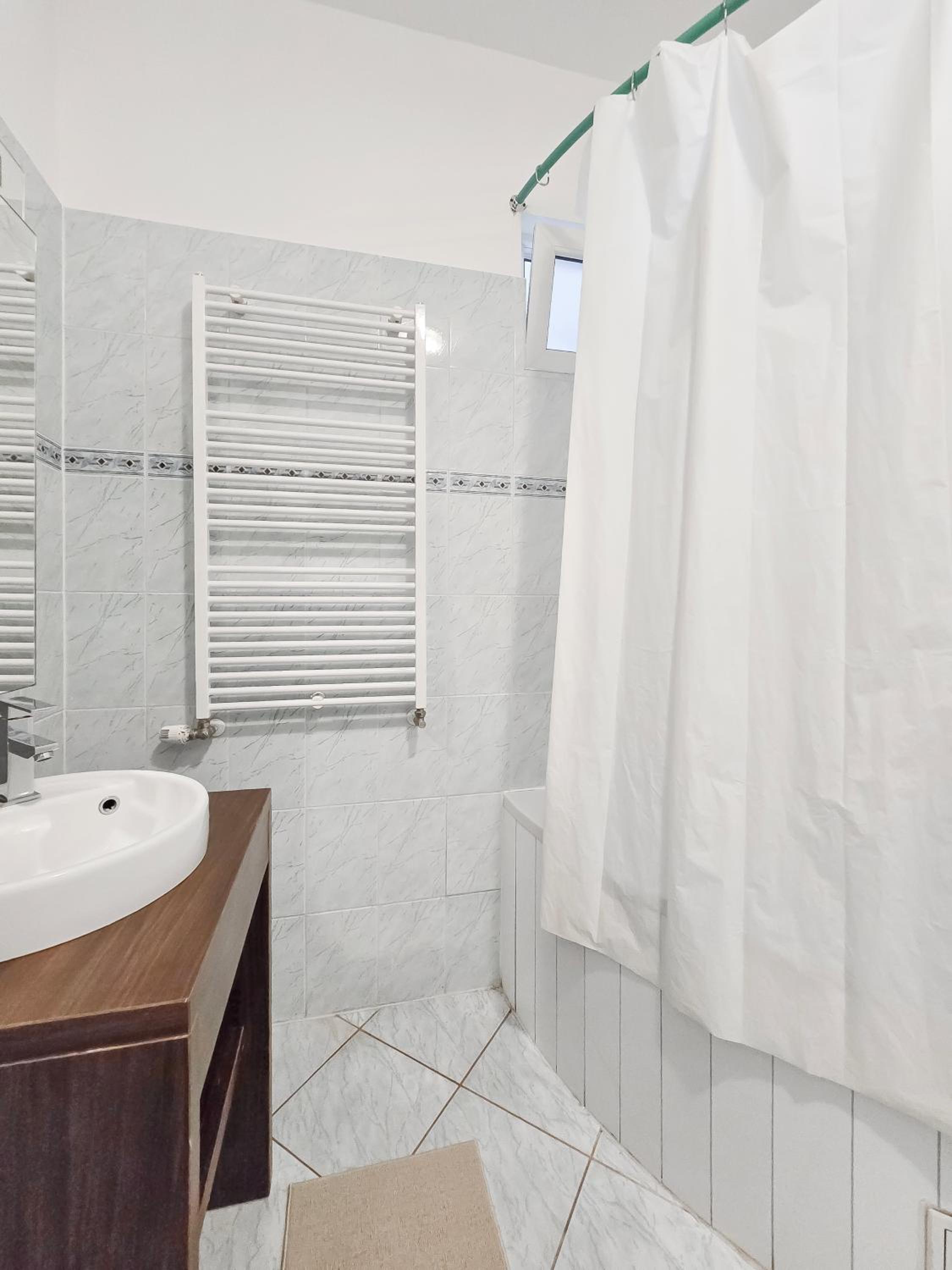 Elegant 3-Bedroom Getaway with Balcony for Groups up to 7