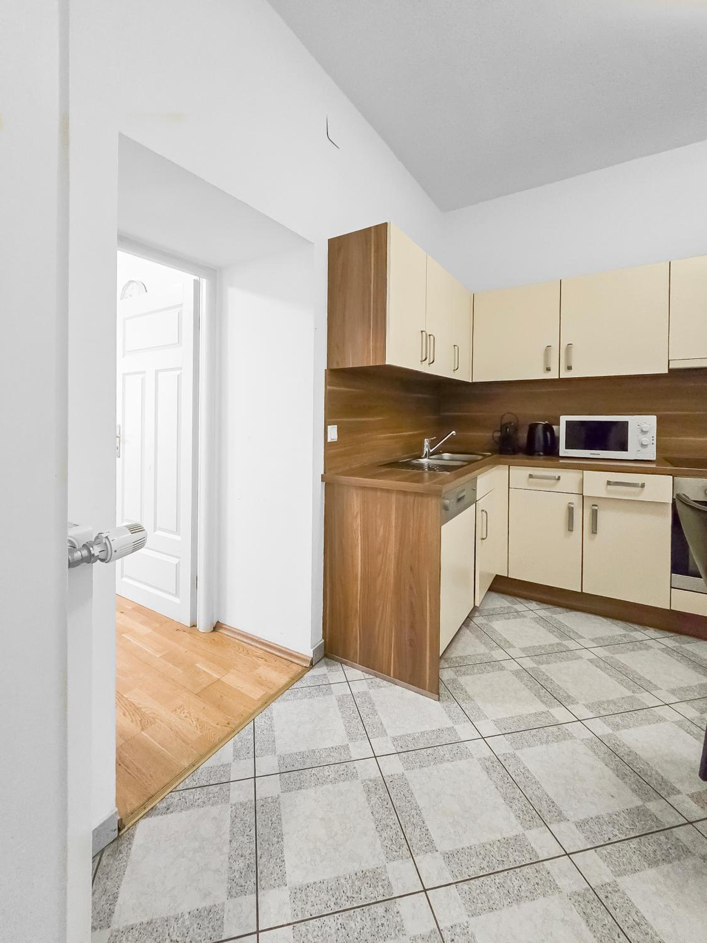 Elegant 3-Bedroom Getaway with Balcony for Groups up to 7