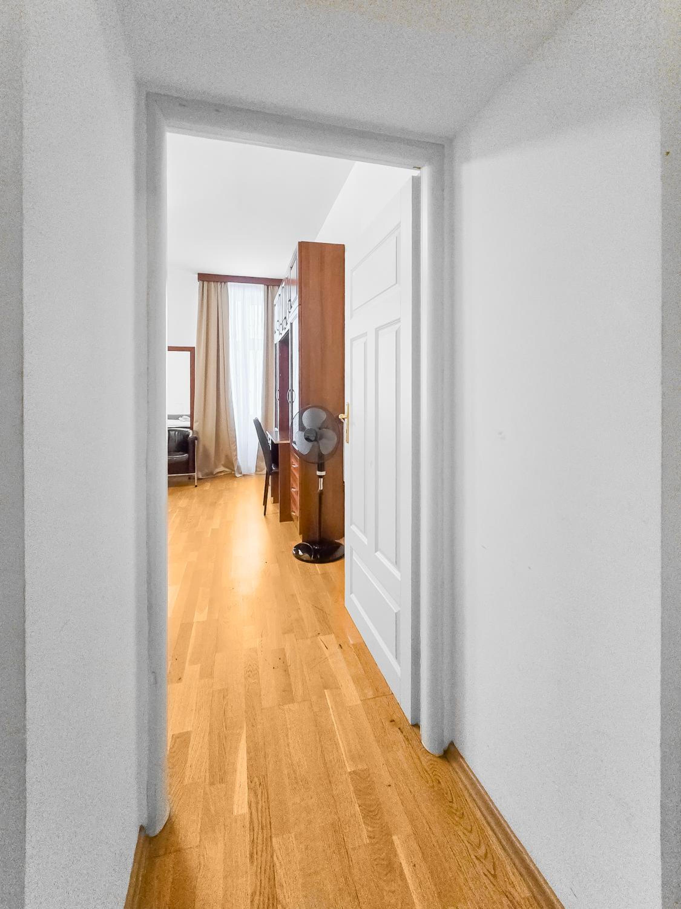 Elegant 3-Bedroom Getaway with Balcony for Groups up to 7