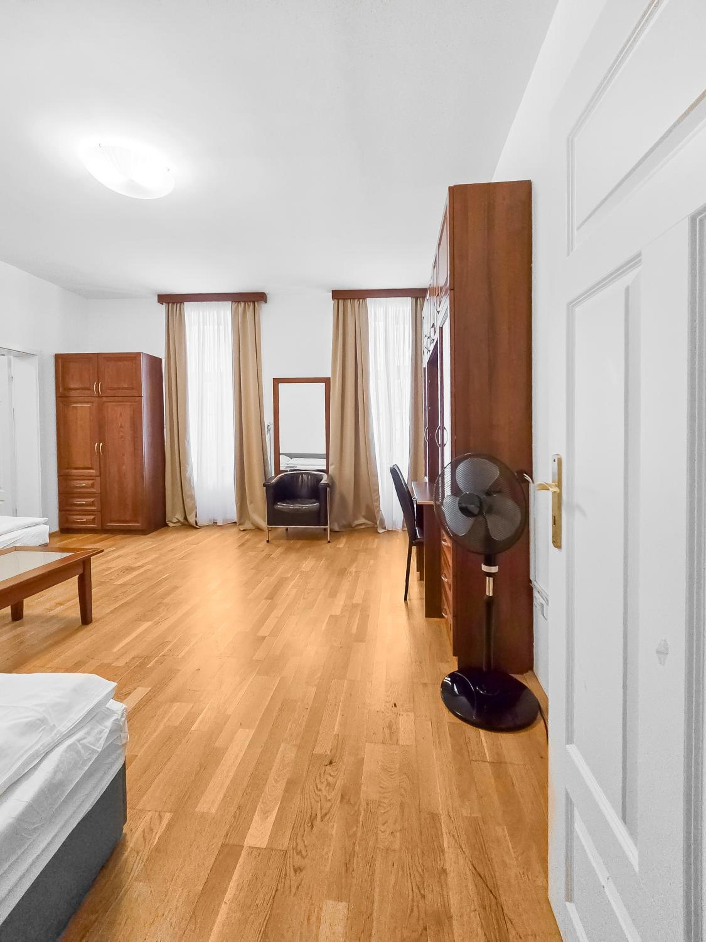 Elegant 3-Bedroom Getaway with Balcony for Groups up to 7