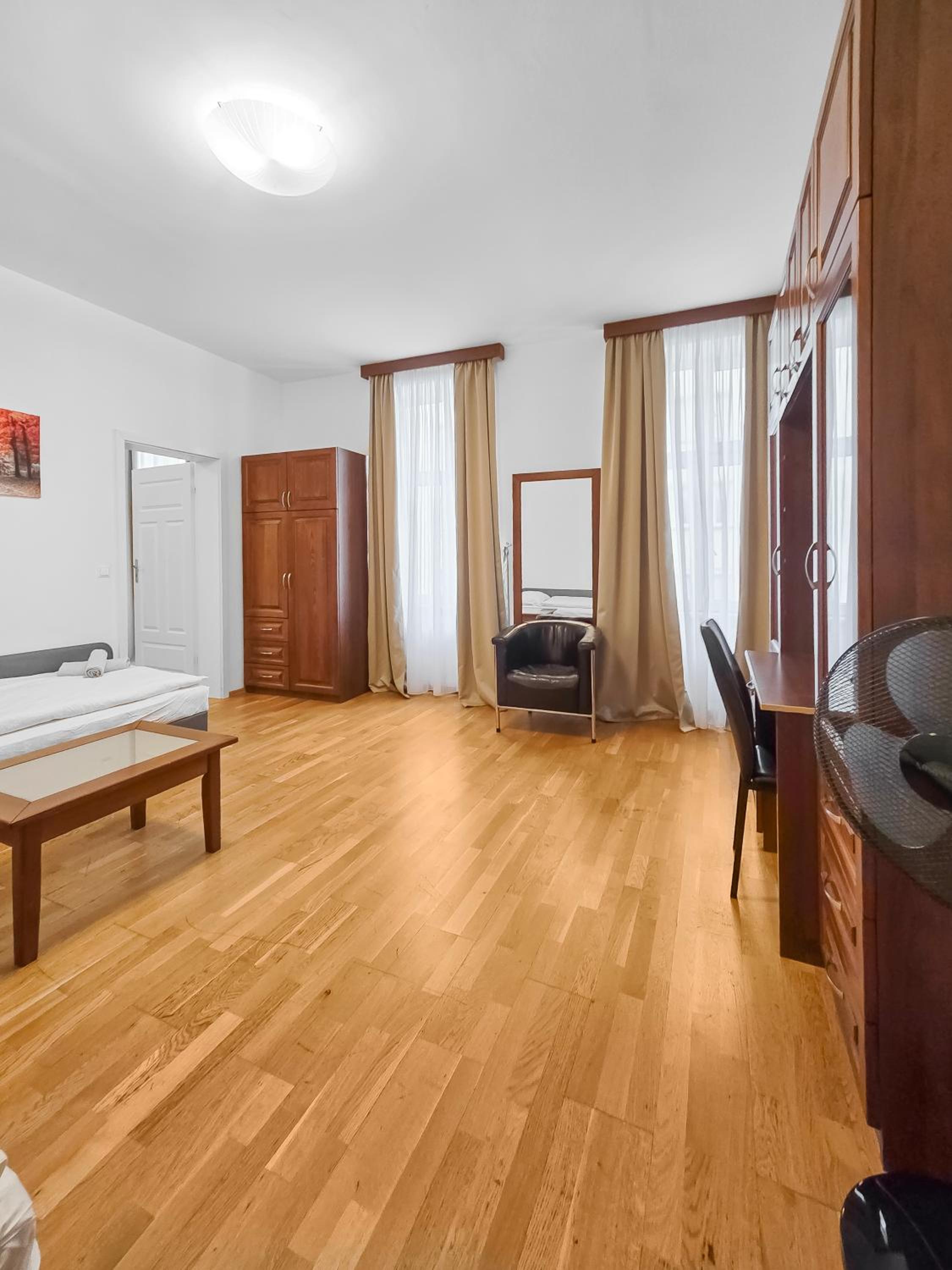 Elegant 3-Bedroom Getaway with Balcony for Groups up to 7