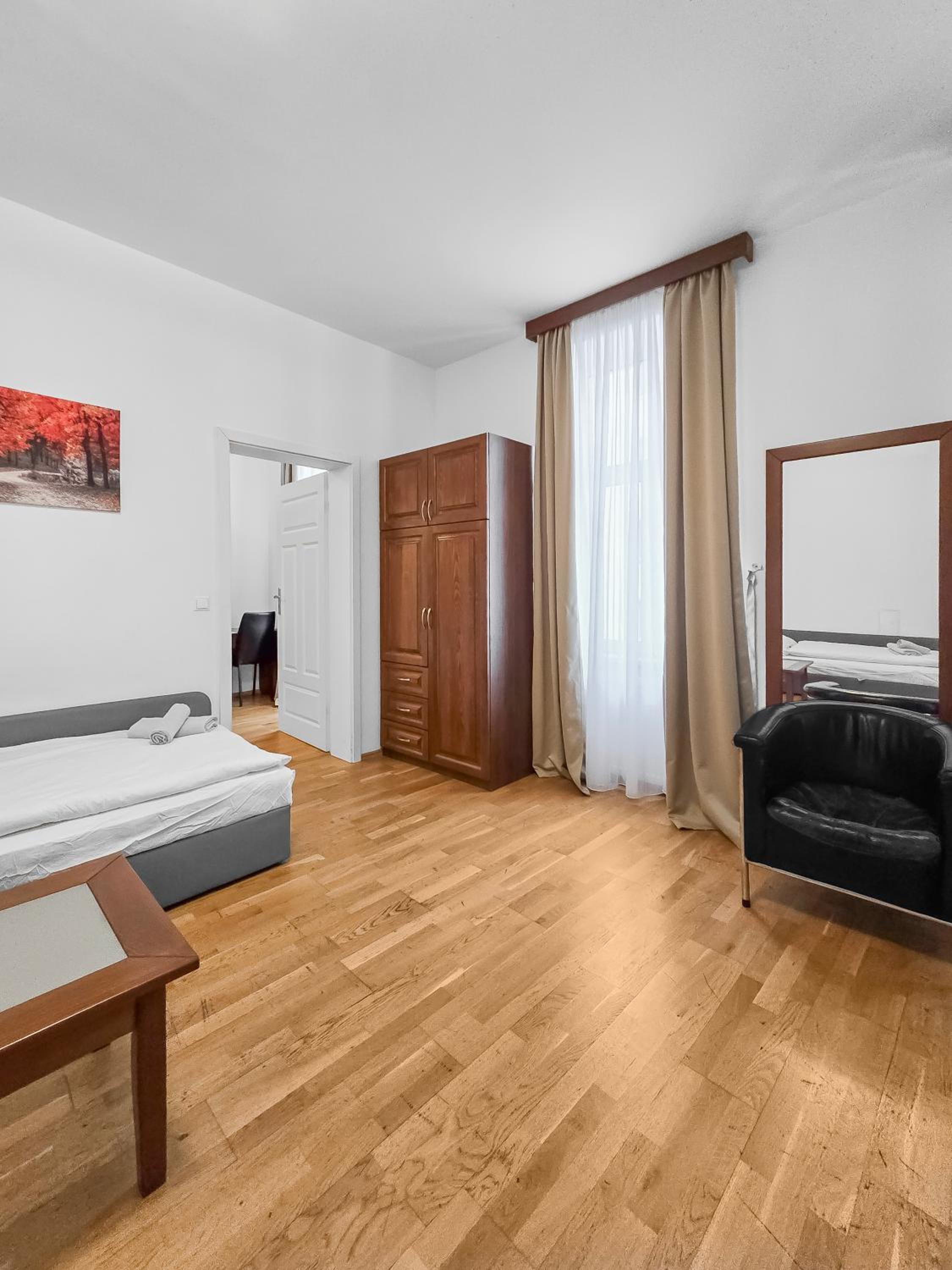 Elegant 3-Bedroom Getaway with Balcony for Groups up to 7