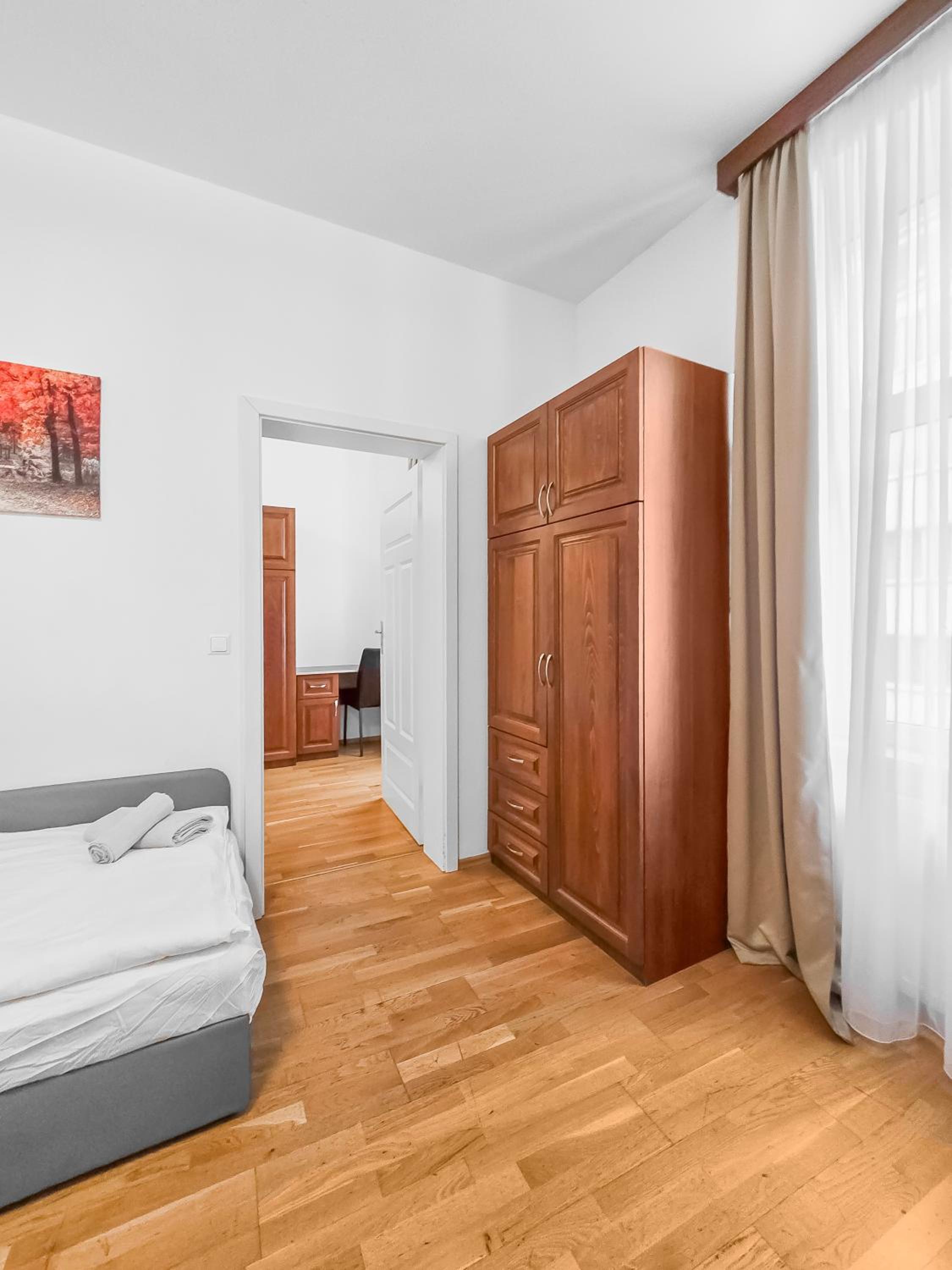 Elegant 3-Bedroom Getaway with Balcony for Groups up to 7