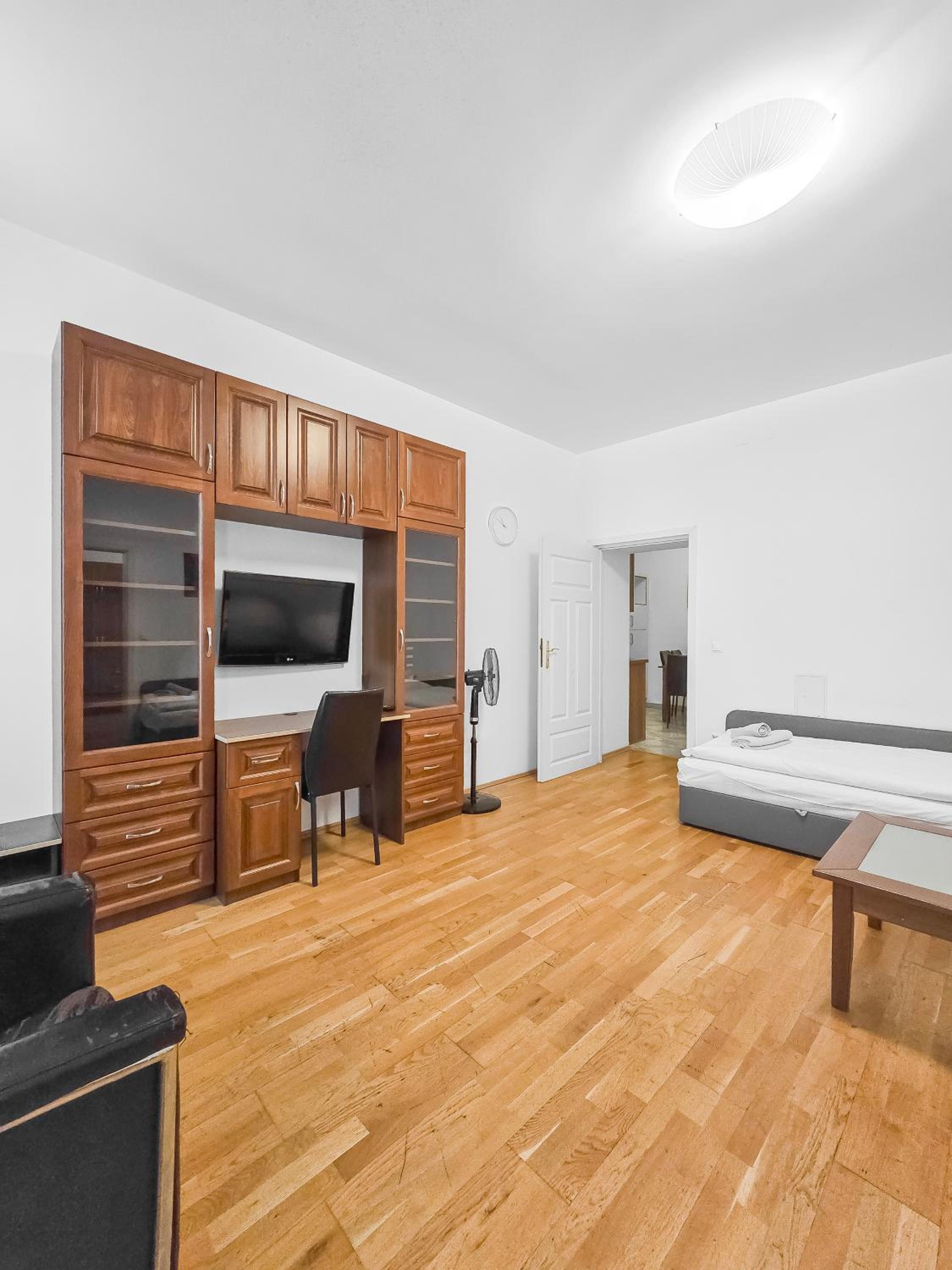 Elegant 3-Bedroom Getaway with Balcony for Groups up to 7