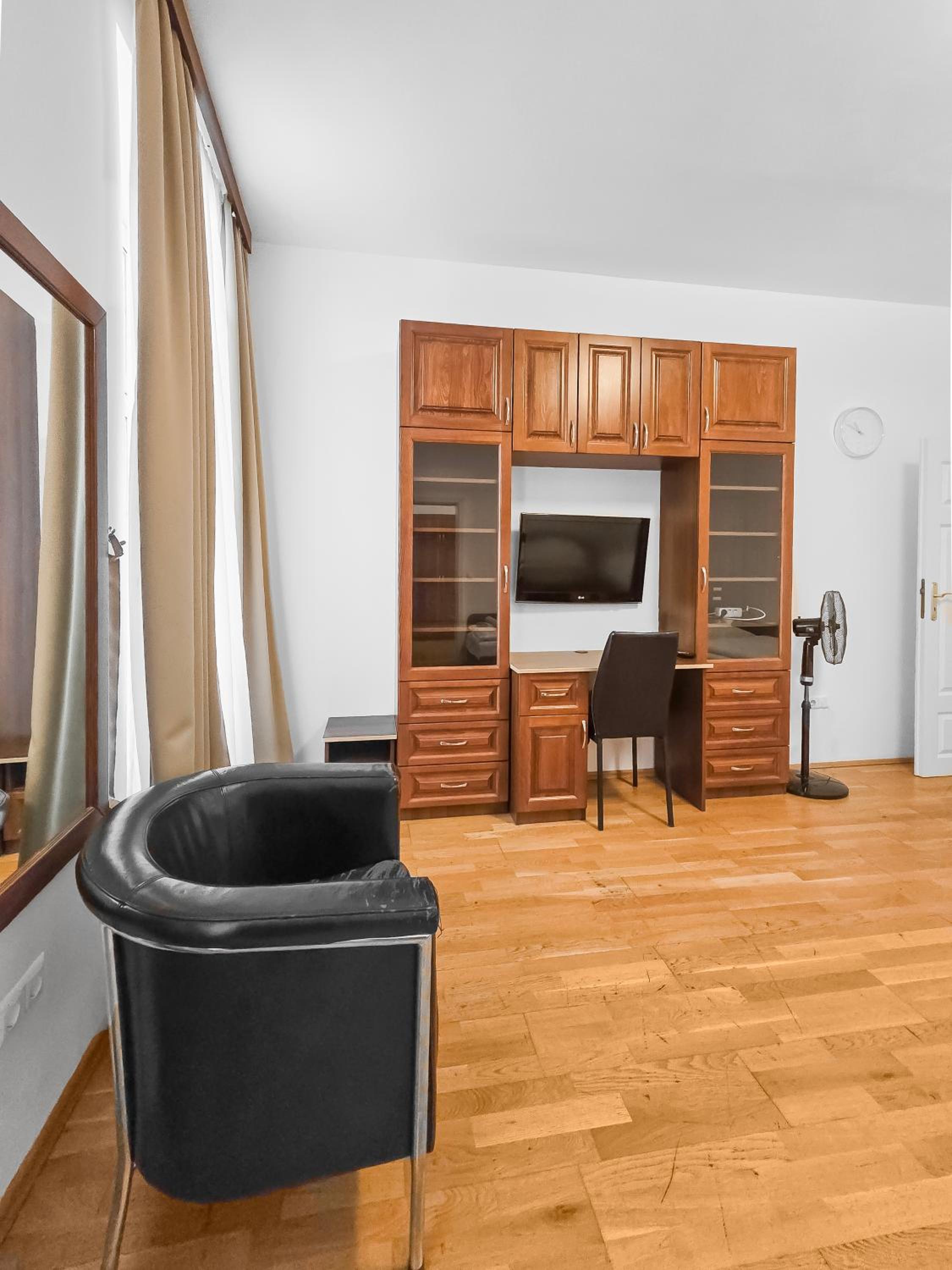Elegant 3-Bedroom Getaway with Balcony for Groups up to 7