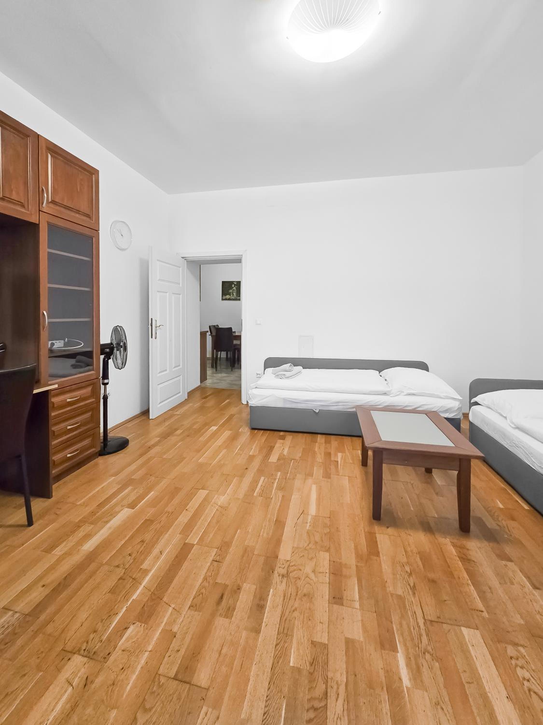 Elegant 3-Bedroom Getaway with Balcony for Groups up to 7