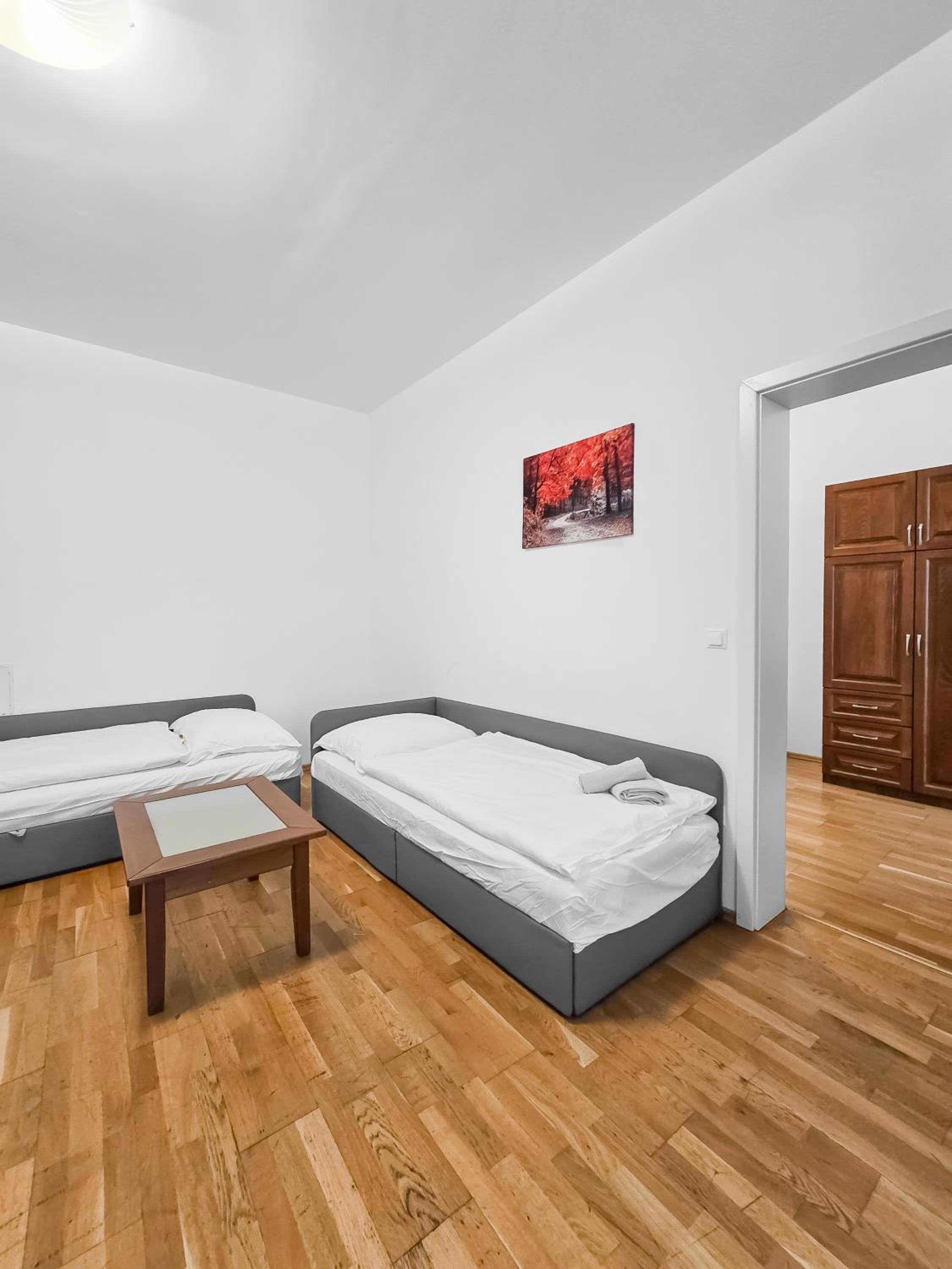 Elegant 3-Bedroom Getaway with Balcony for Groups up to 7