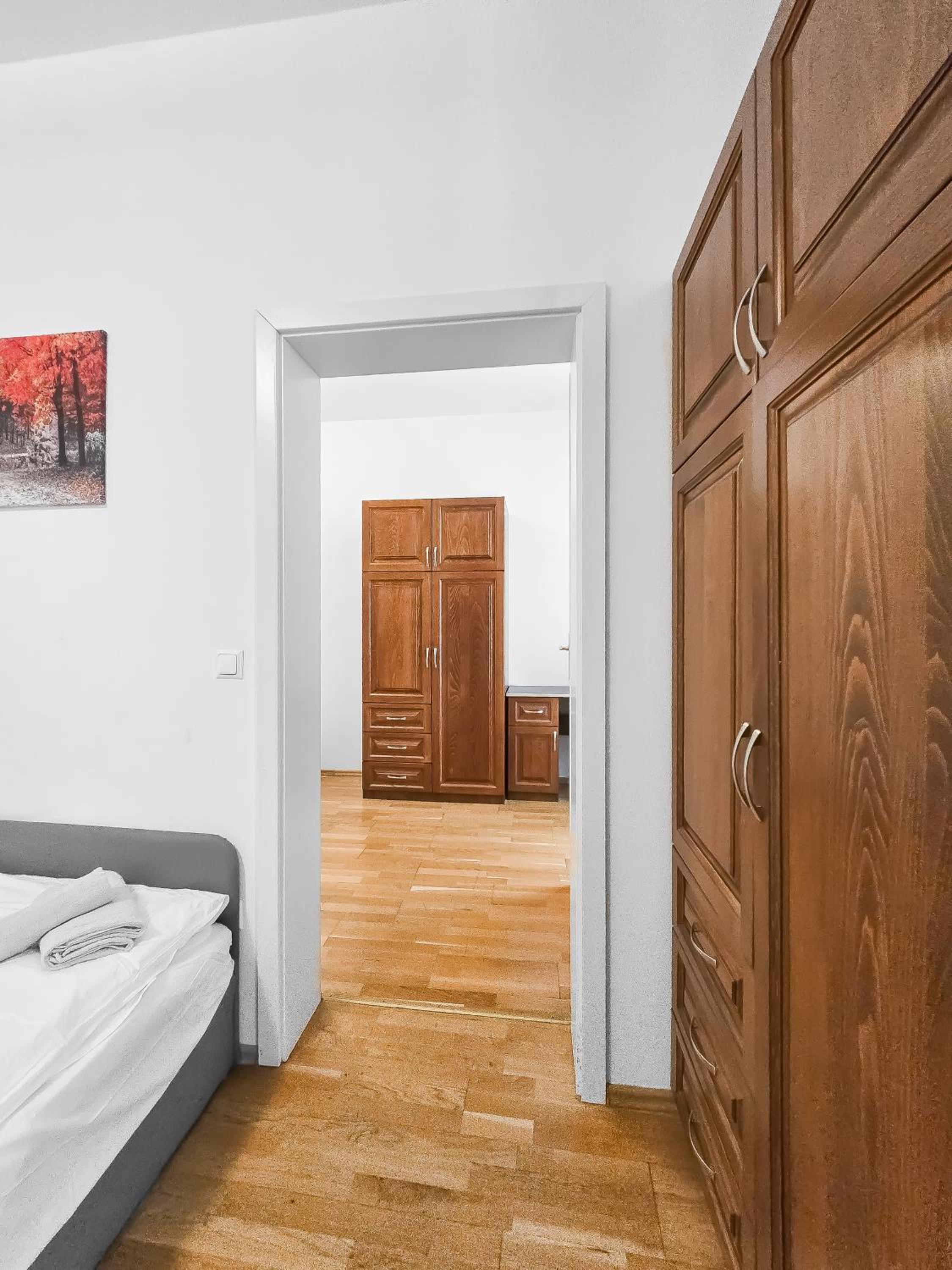 Elegant 3-Bedroom Getaway with Balcony for Groups up to 7
