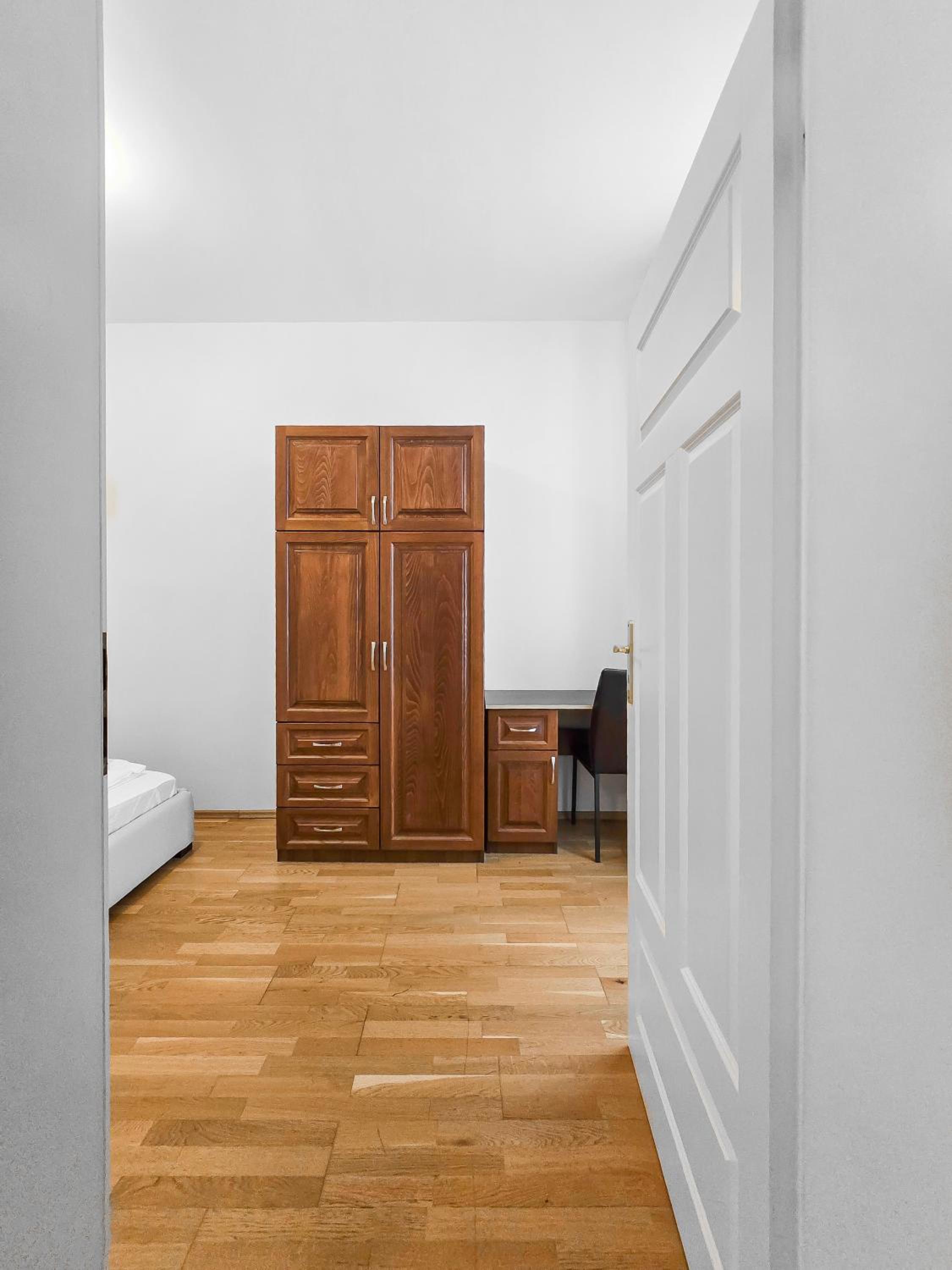 Elegant 3-Bedroom Getaway with Balcony for Groups up to 7