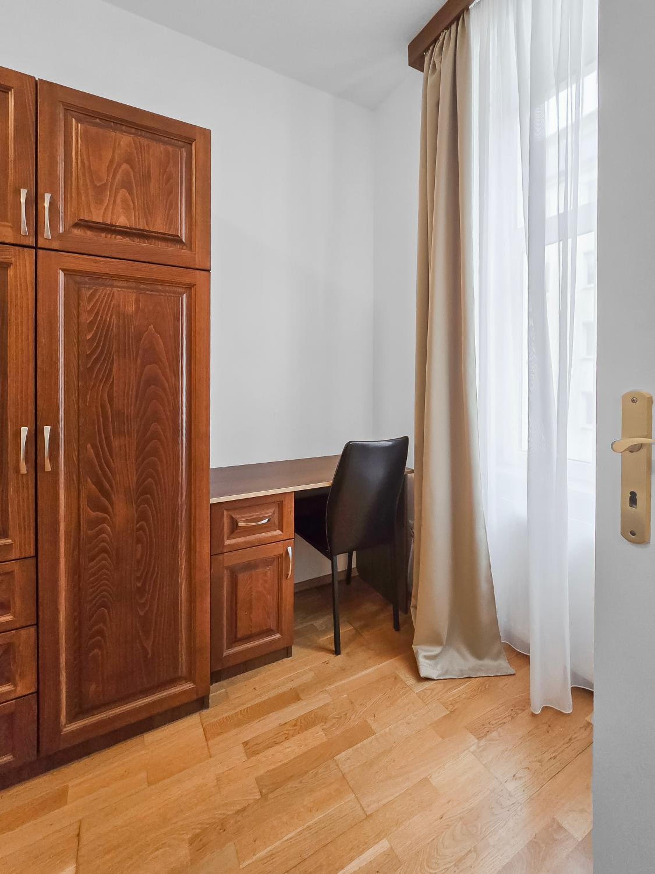 Elegant 3-Bedroom Getaway with Balcony for Groups up to 7