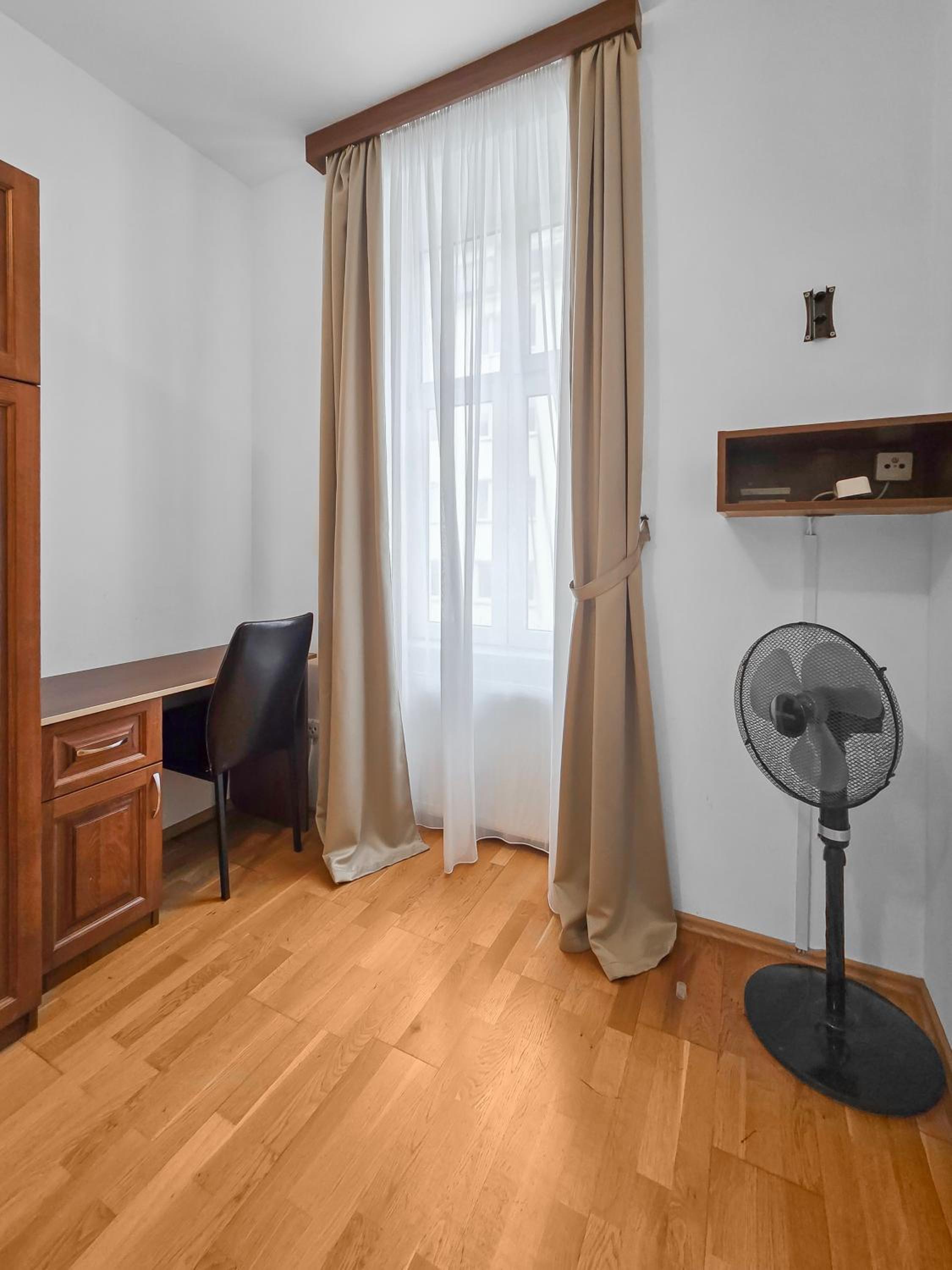 Elegant 3-Bedroom Getaway with Balcony for Groups up to 7