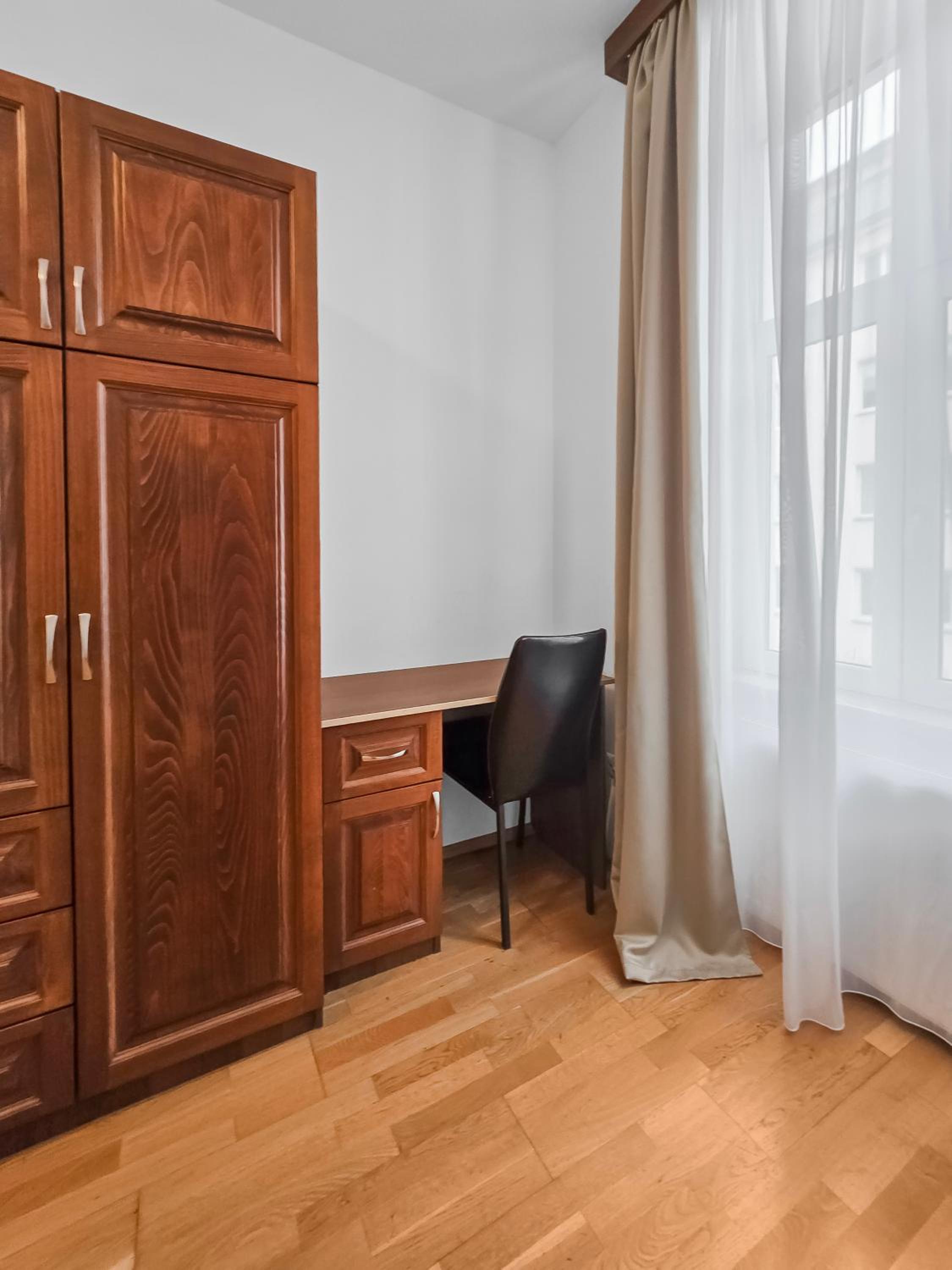 Elegant 3-Bedroom Getaway with Balcony for Groups up to 7