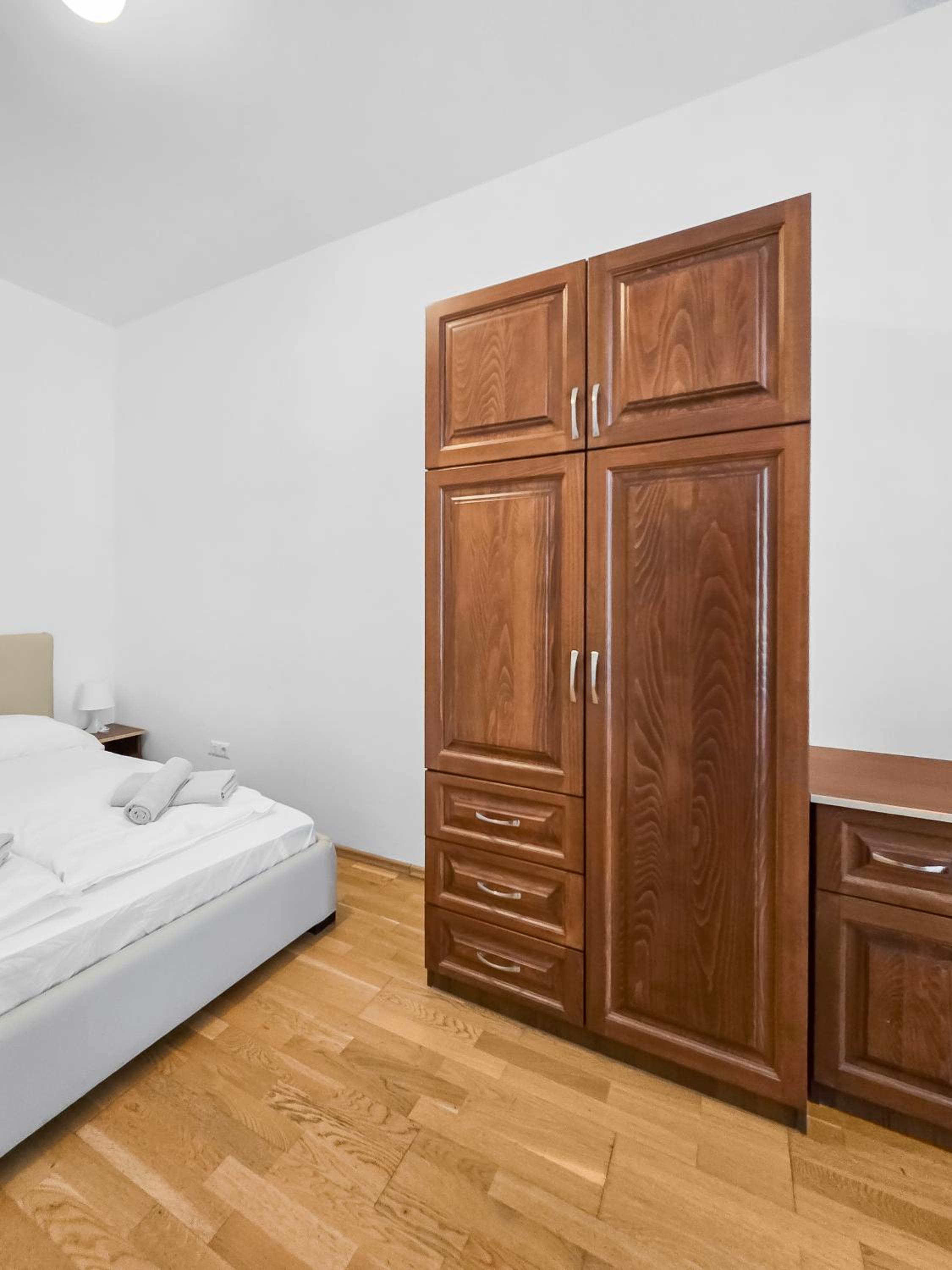 Elegant 3-Bedroom Getaway with Balcony for Groups up to 7
