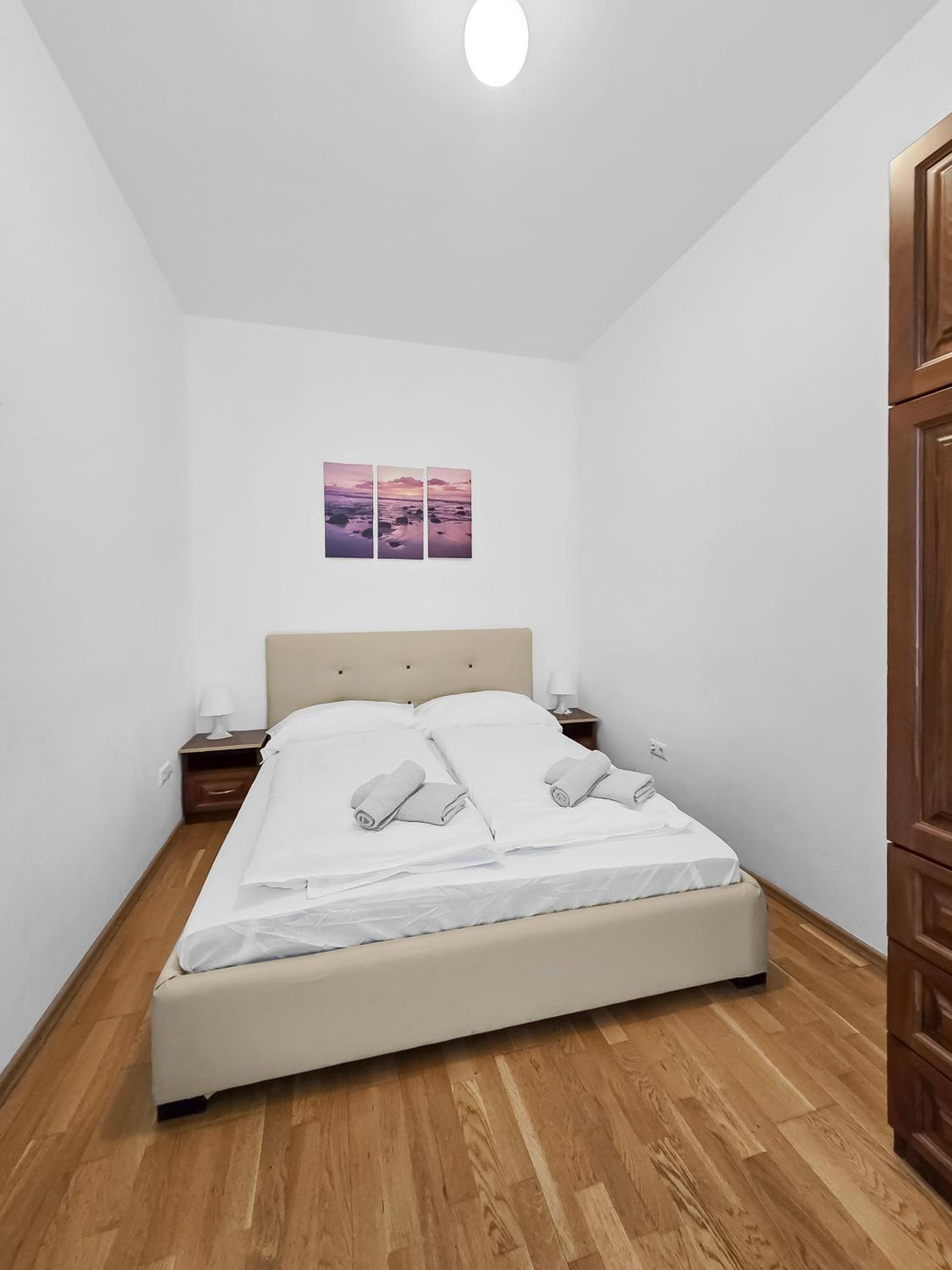 Elegant 3-Bedroom Getaway with Balcony for Groups up to 7