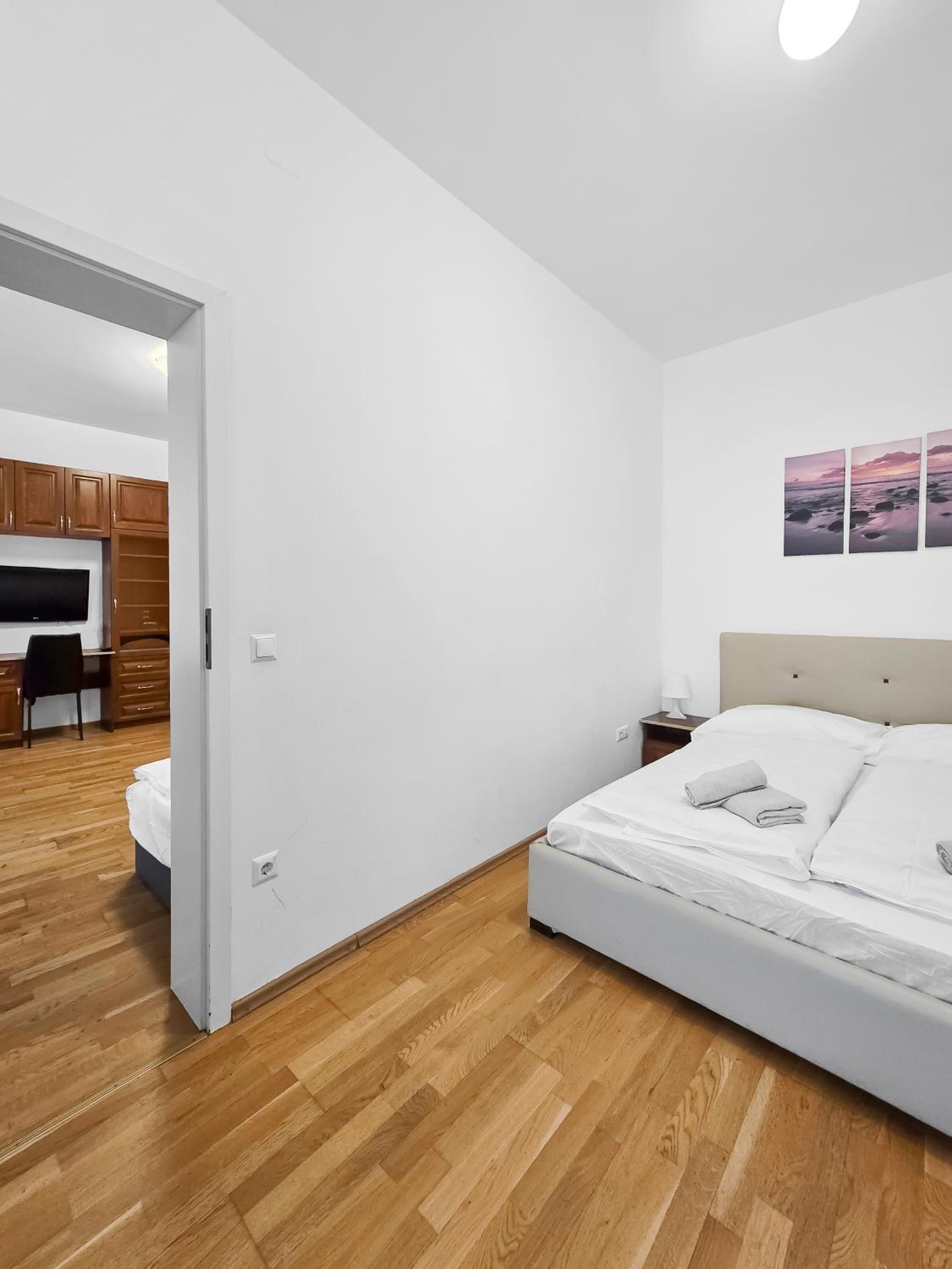 Elegant 3-Bedroom Getaway with Balcony for Groups up to 7