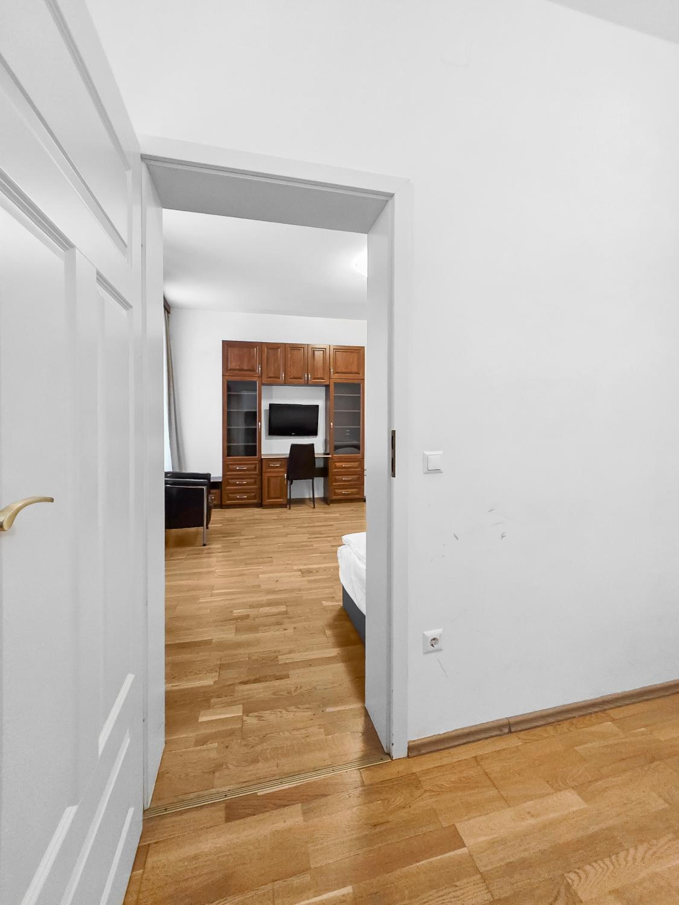 Elegant 3-Bedroom Getaway with Balcony for Groups up to 7