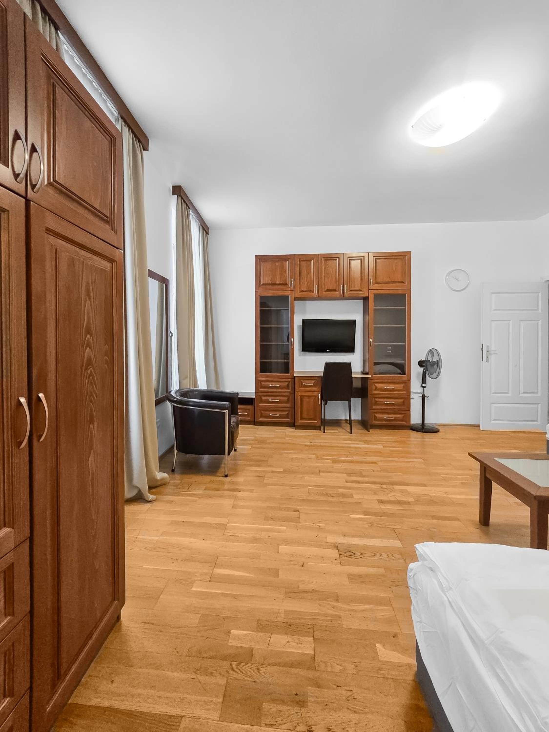 Elegant 3-Bedroom Getaway with Balcony for Groups up to 7