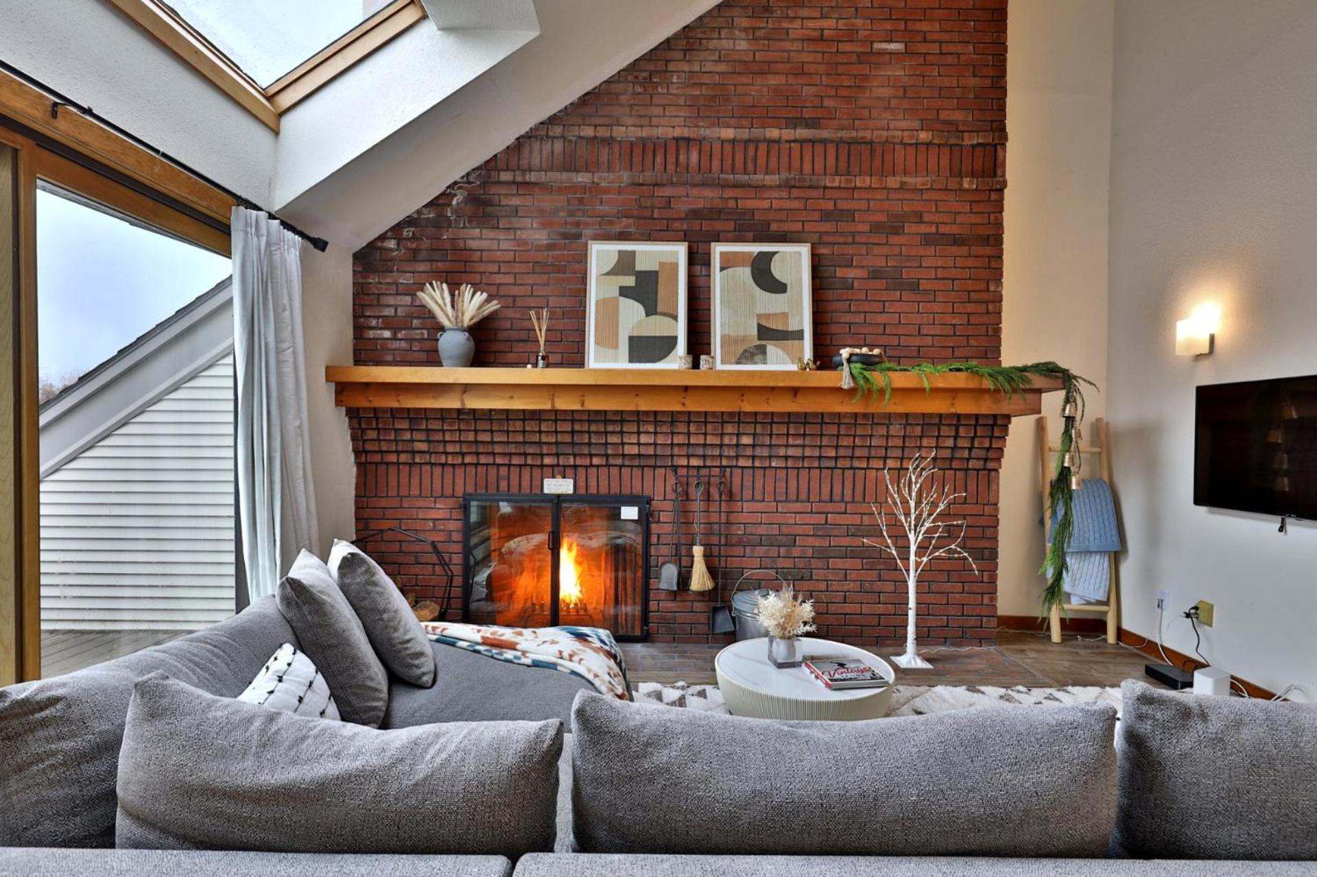 Charming 3BR-2BA Condo in Sunrise Village at Ski Resort, Pool, Hot Tub, Sports Center