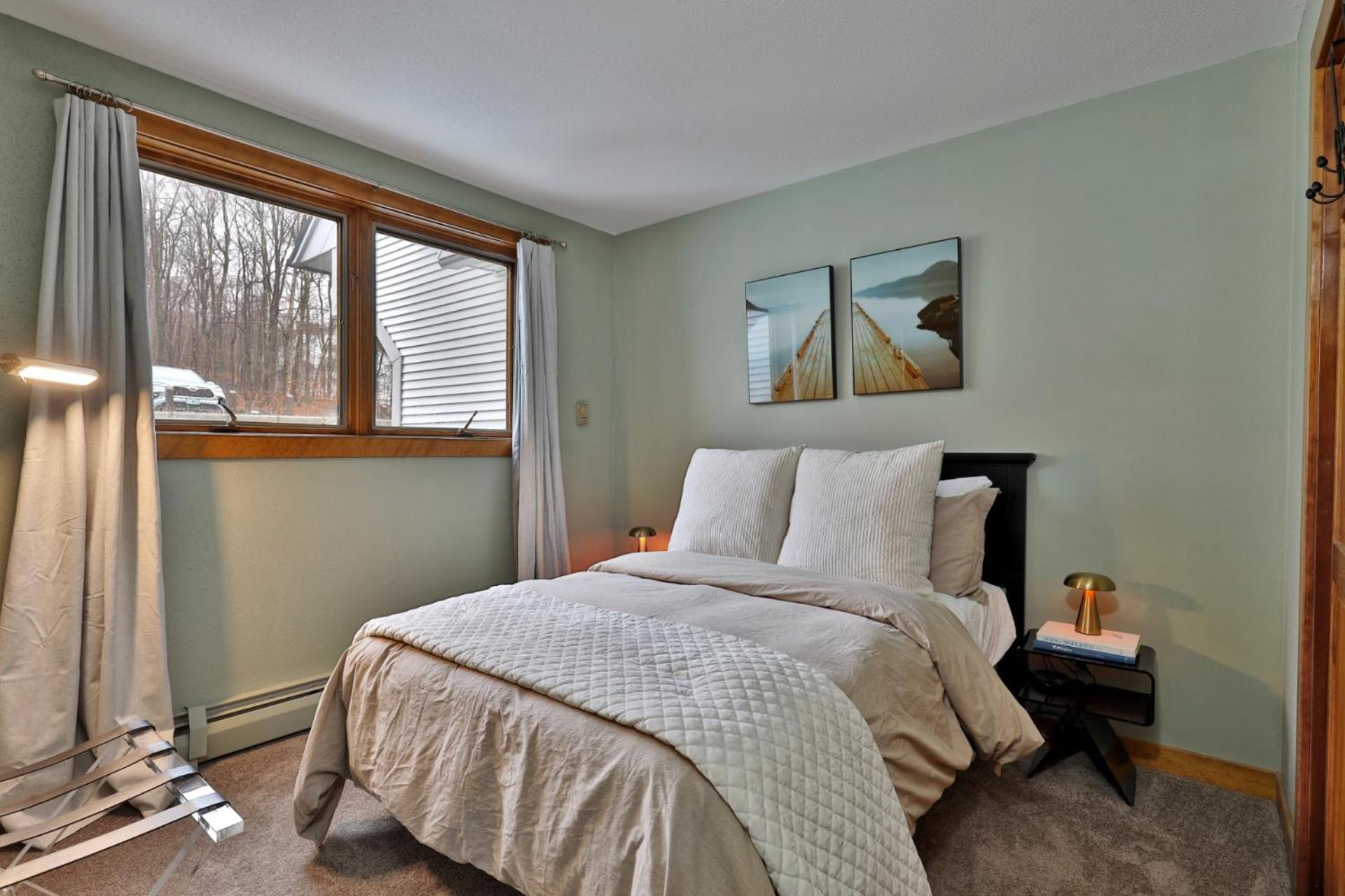Charming 3BR-2BA Condo in Sunrise Village at Ski Resort, Pool, Hot Tub, Sports Center