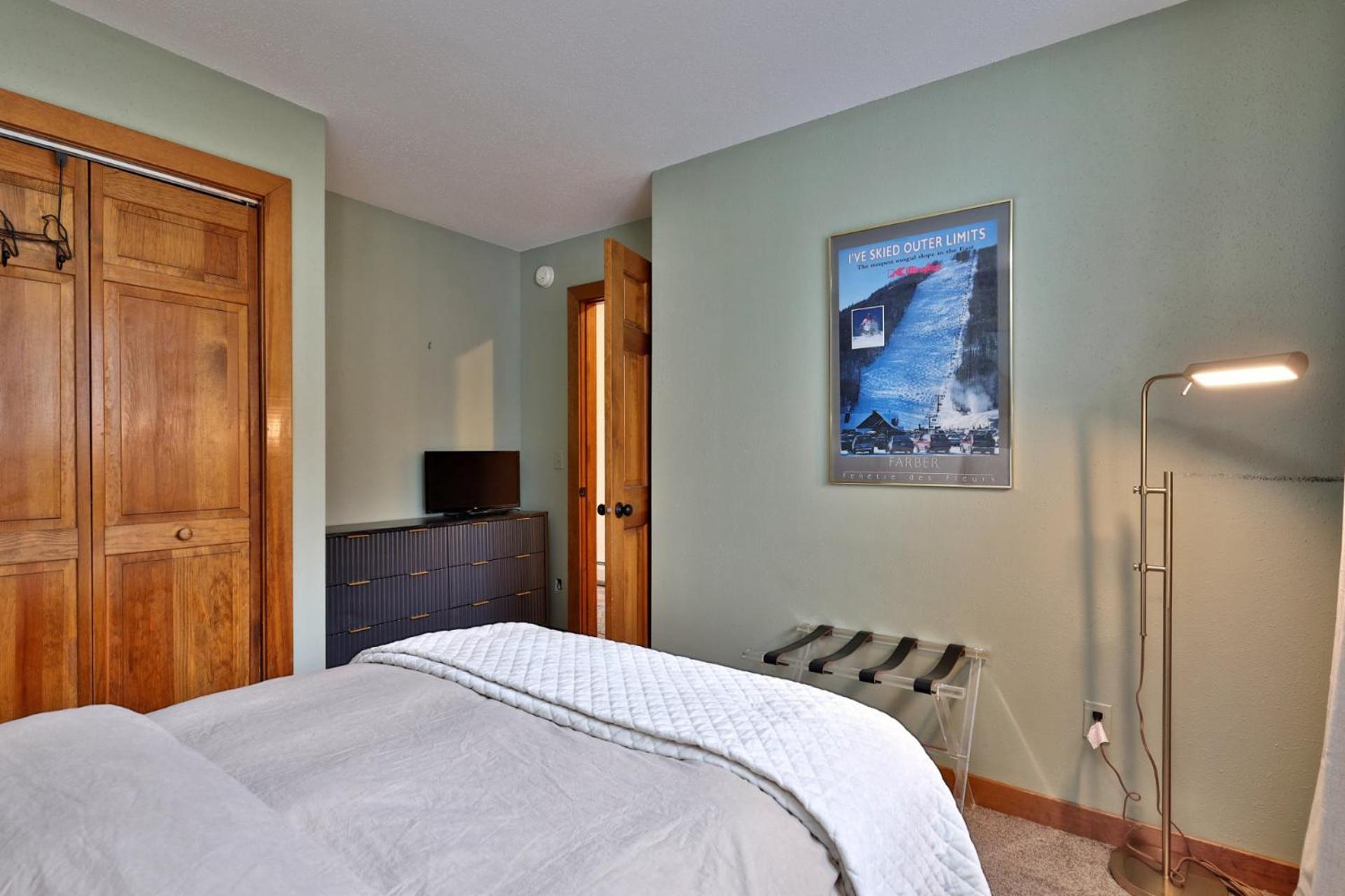 Charming 3BR-2BA Condo in Sunrise Village at Ski Resort, Pool, Hot Tub, Sports Center