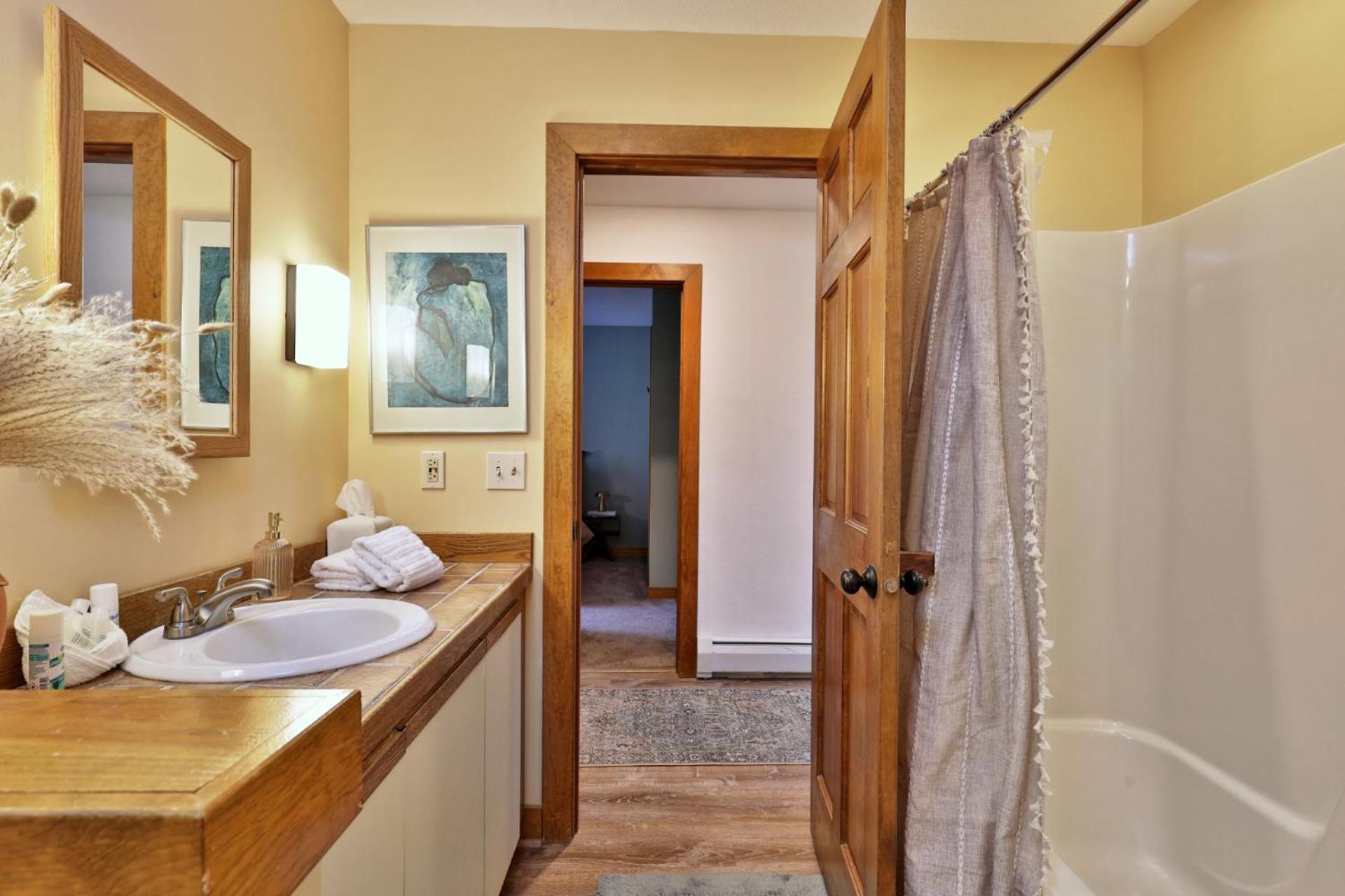 Charming 3BR-2BA Condo in Sunrise Village at Ski Resort, Pool, Hot Tub, Sports Center