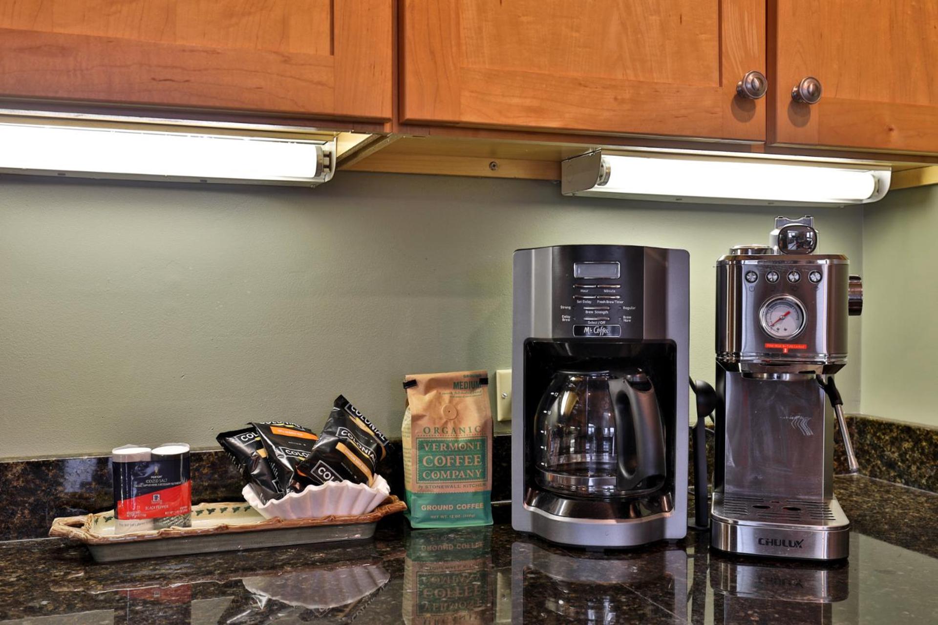 Charming 3BR-2BA Condo in Sunrise Village at Ski Resort, Pool, Hot Tub, Sports Center