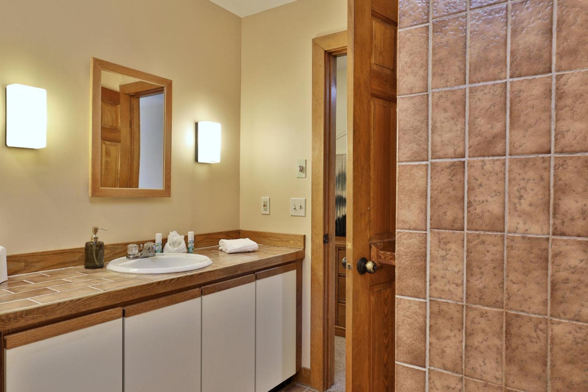 Charming 3BR-2BA Condo in Sunrise Village at Ski Resort, Pool, Hot Tub, Sports Center