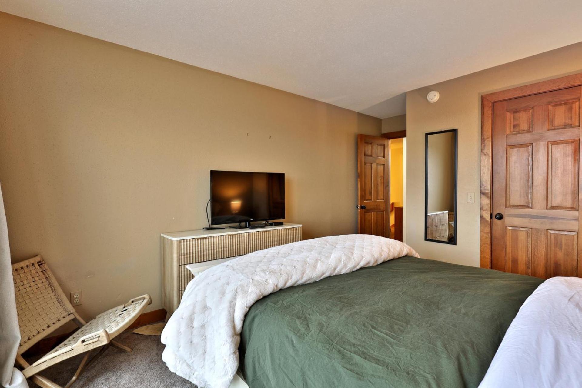 Charming 3BR-2BA Condo in Sunrise Village at Ski Resort, Pool, Hot Tub, Sports Center