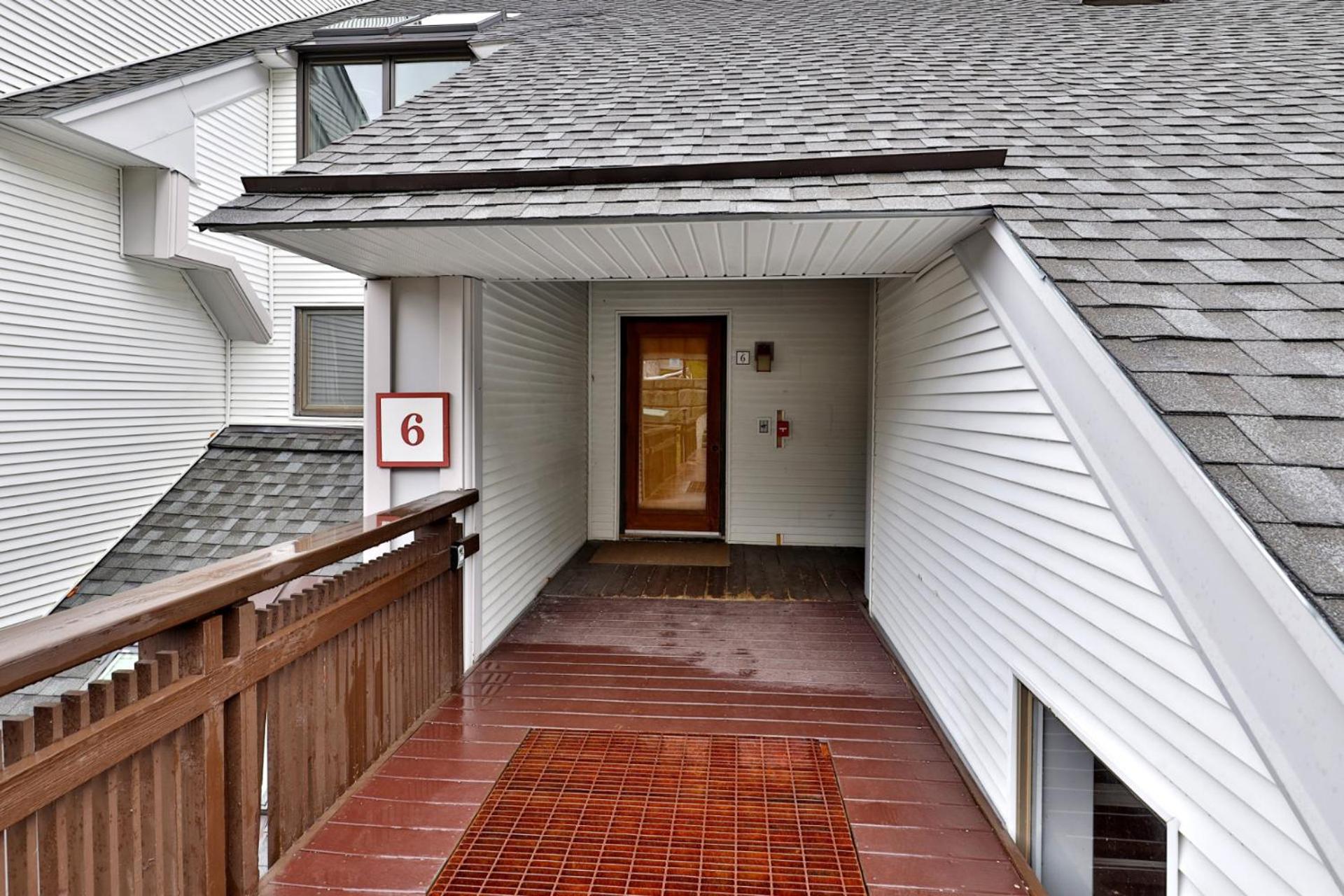 Charming 3BR-2BA Condo in Sunrise Village at Ski Resort, Pool, Hot Tub, Sports Center
