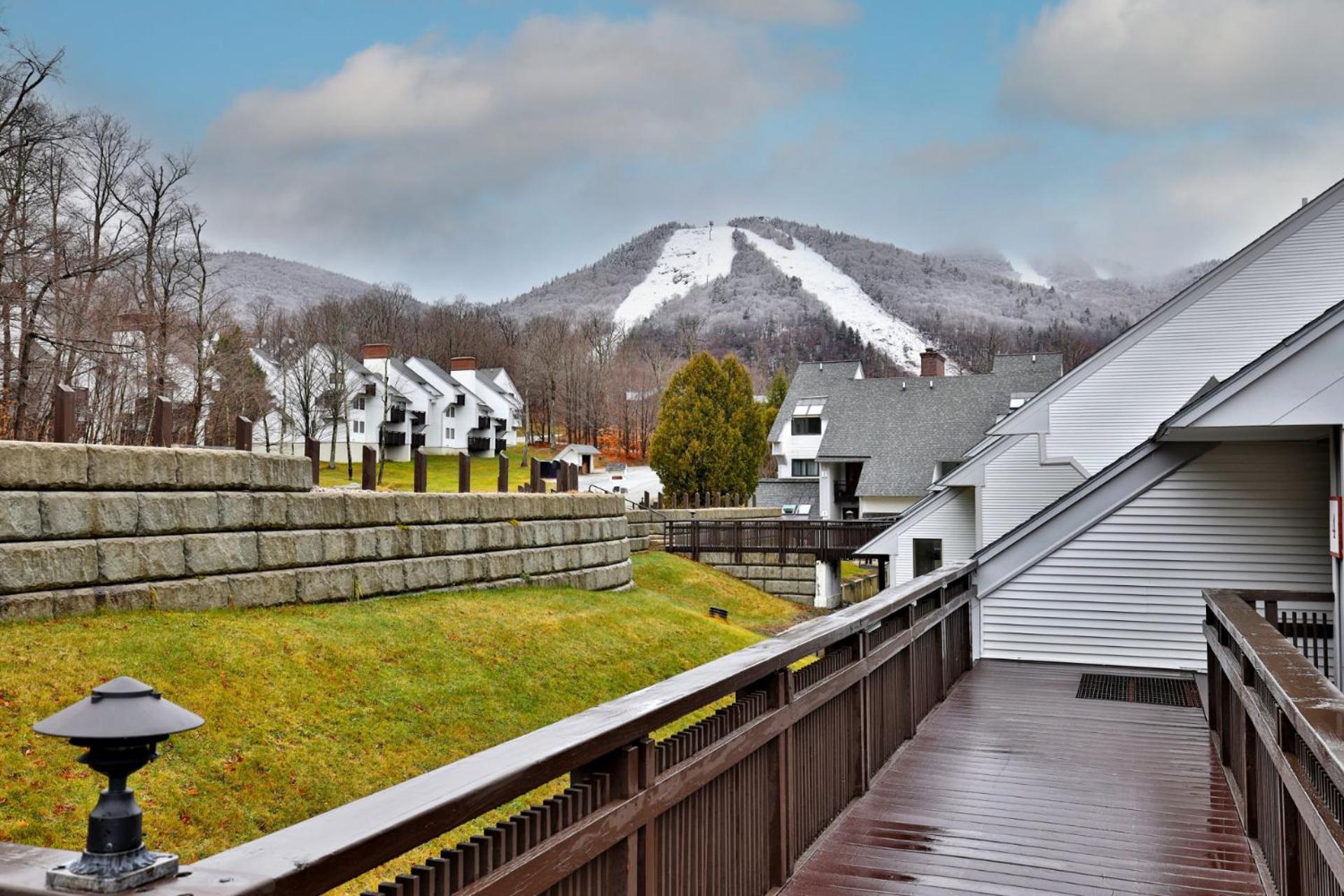 Charming 3BR-2BA Condo in Sunrise Village at Ski Resort, Pool, Hot Tub, Sports Center