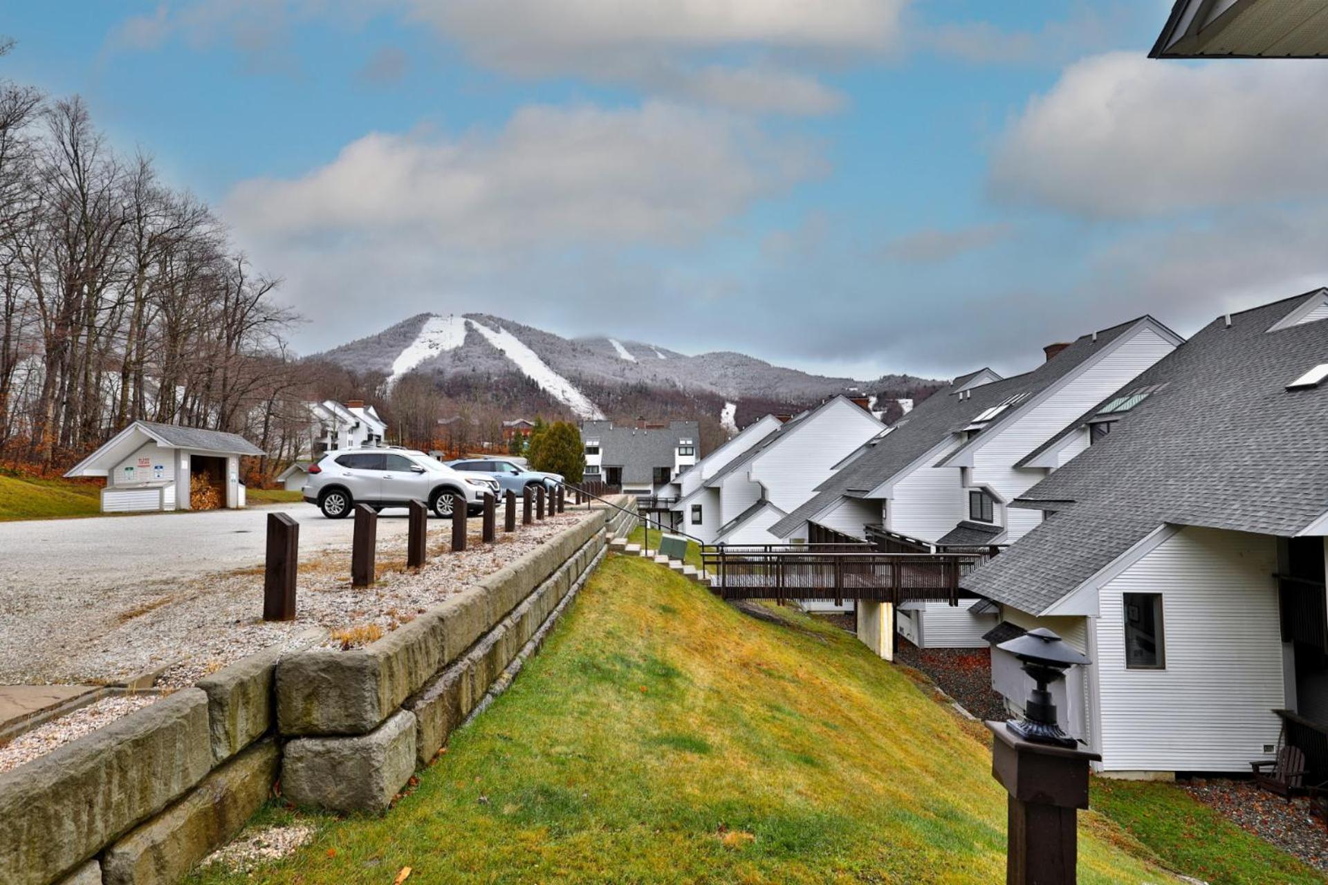 Charming 3BR-2BA Condo in Sunrise Village at Ski Resort, Pool, Hot Tub, Sports Center