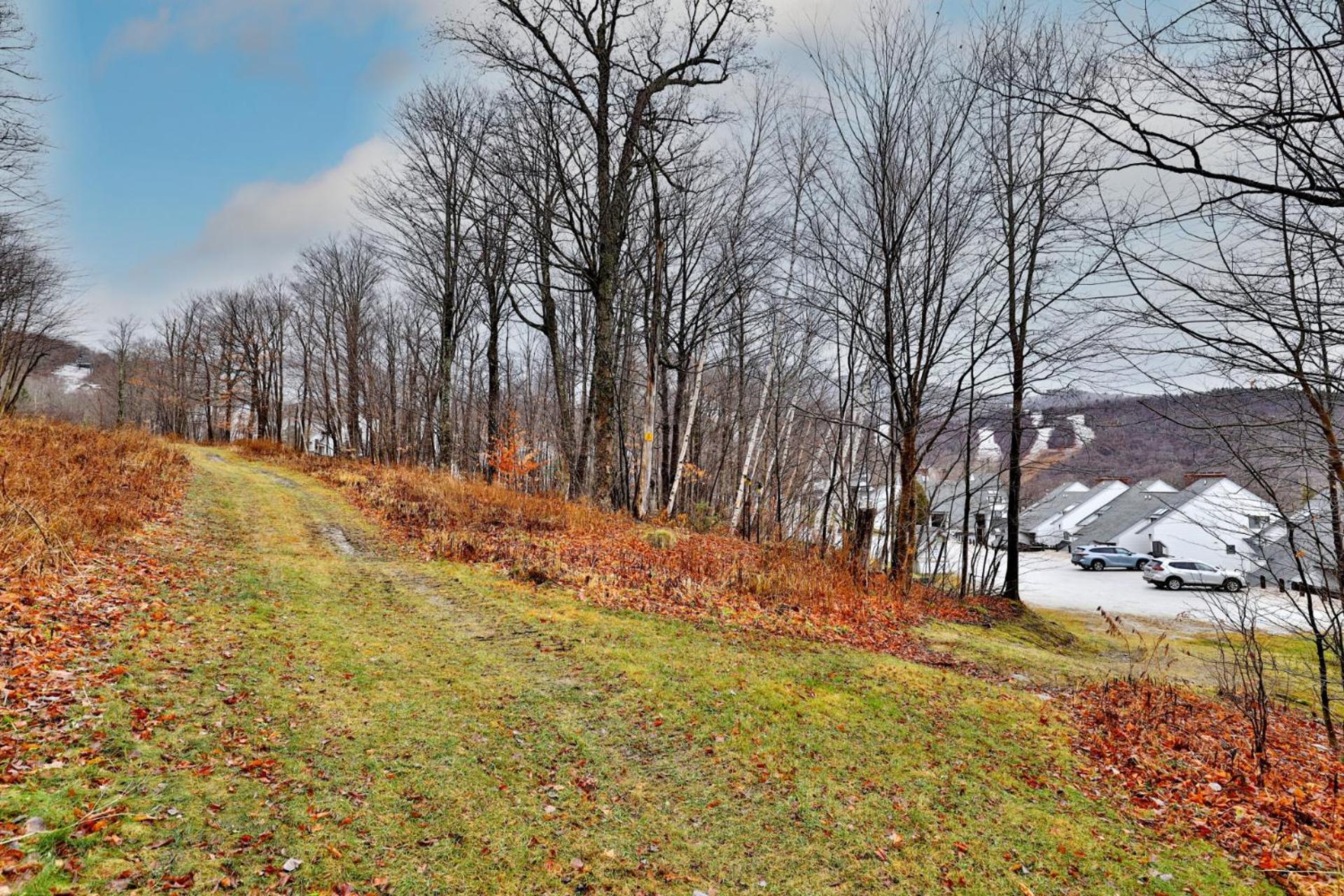 Charming 3BR-2BA Condo in Sunrise Village at Ski Resort, Pool, Hot Tub, Sports Center