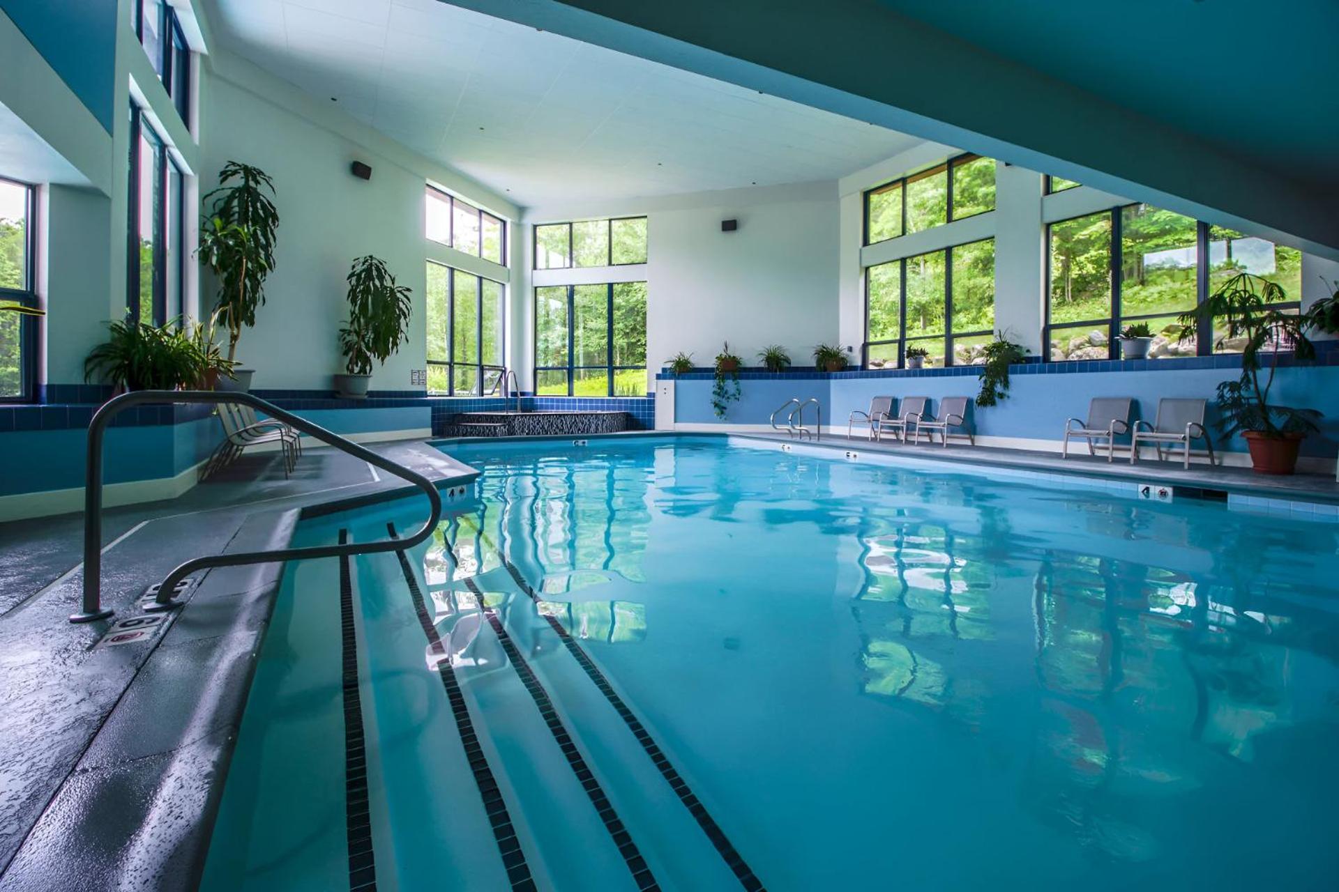 Charming 3BR-2BA Condo in Sunrise Village at Ski Resort, Pool, Hot Tub, Sports Center