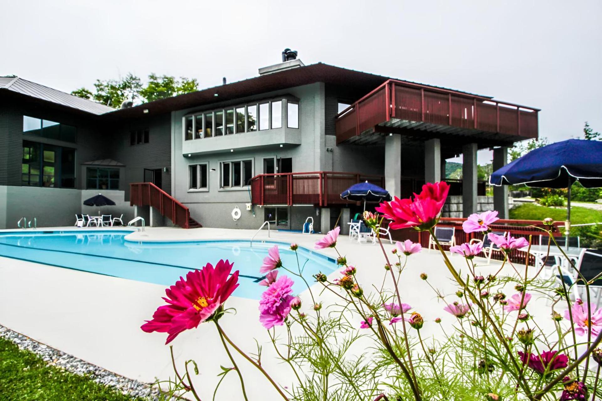 Charming 3BR-2BA Condo in Sunrise Village at Ski Resort, Pool, Hot Tub, Sports Center
