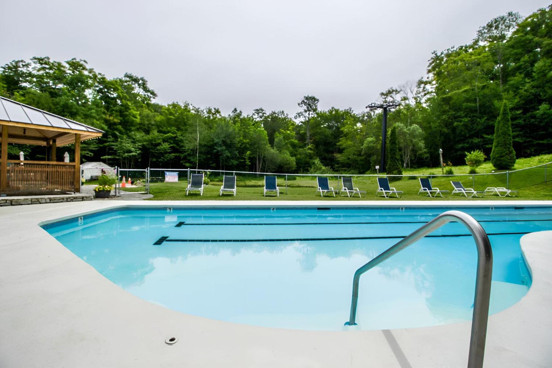 Charming 3BR-2BA Condo in Sunrise Village at Ski Resort, Pool, Hot Tub, Sports Center