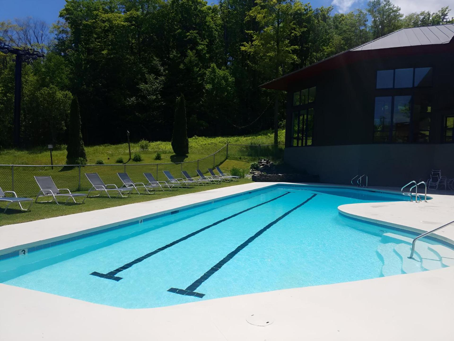 Charming 3BR-2BA Condo in Sunrise Village at Ski Resort, Pool, Hot Tub, Sports Center
