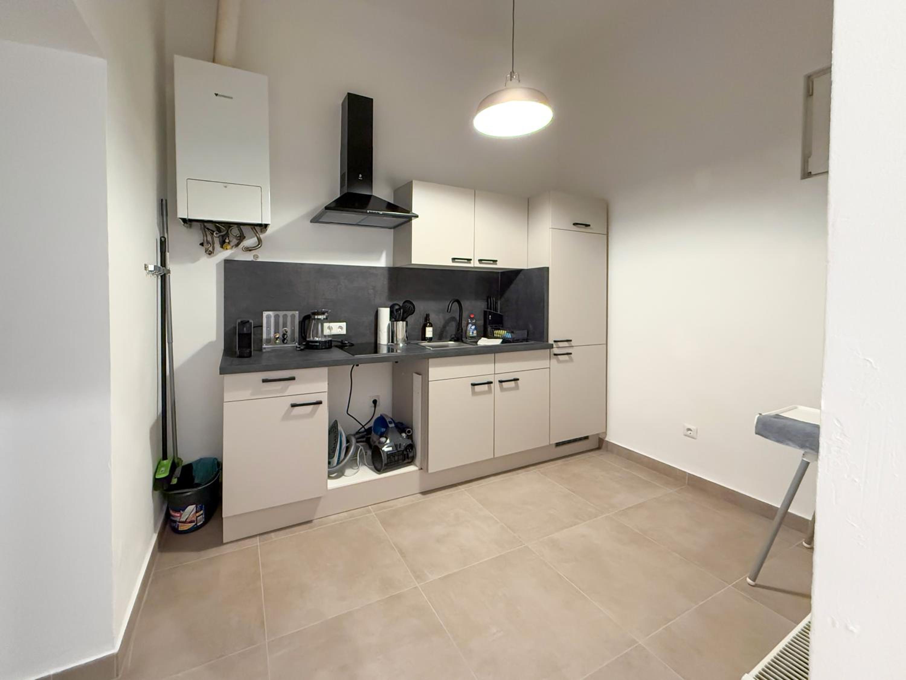 Enjoy Apartments, AC, Quiet Street, Couple Getaway