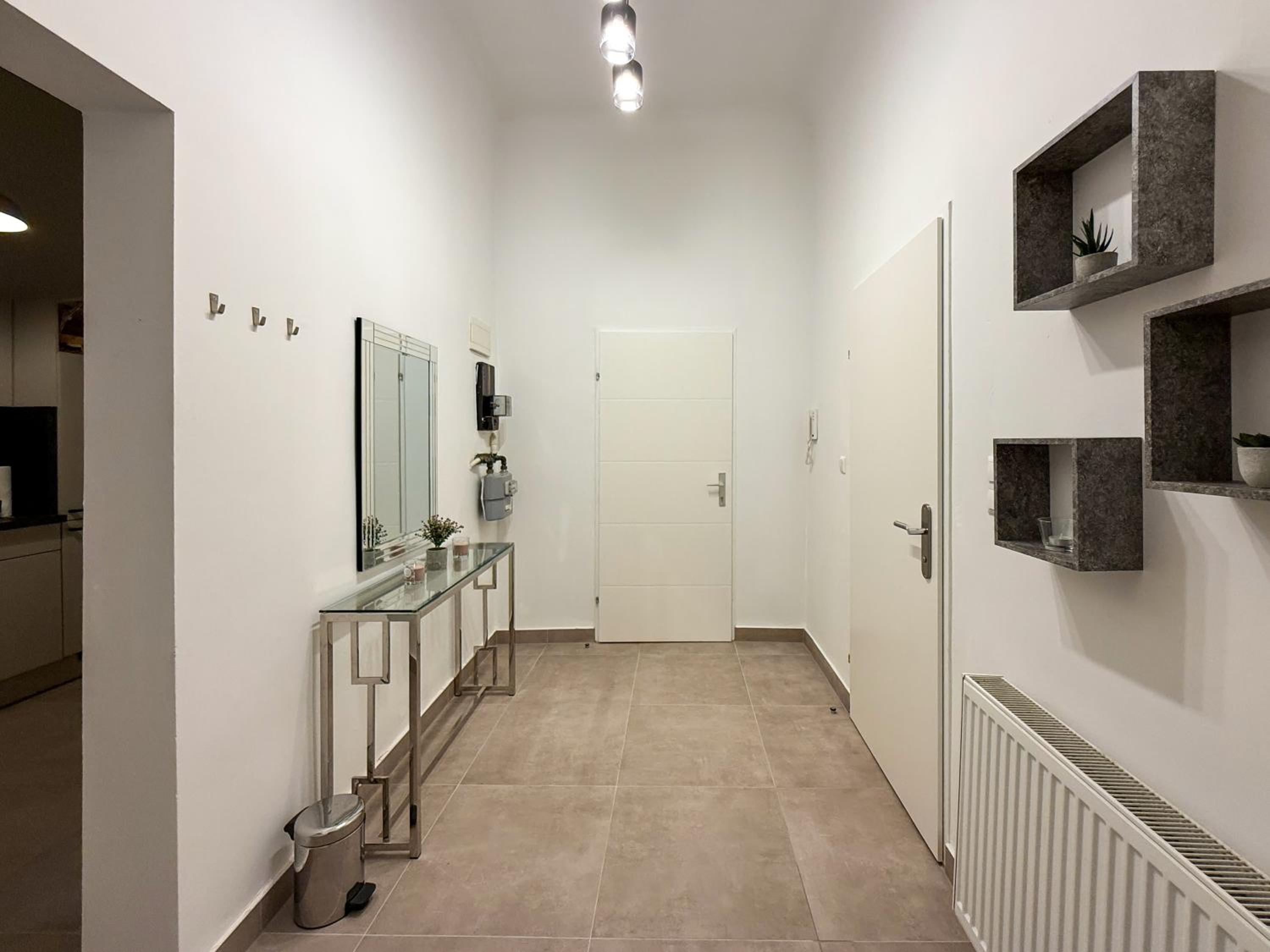 Enjoy Apartments, AC, Quiet Street, Couple Getaway