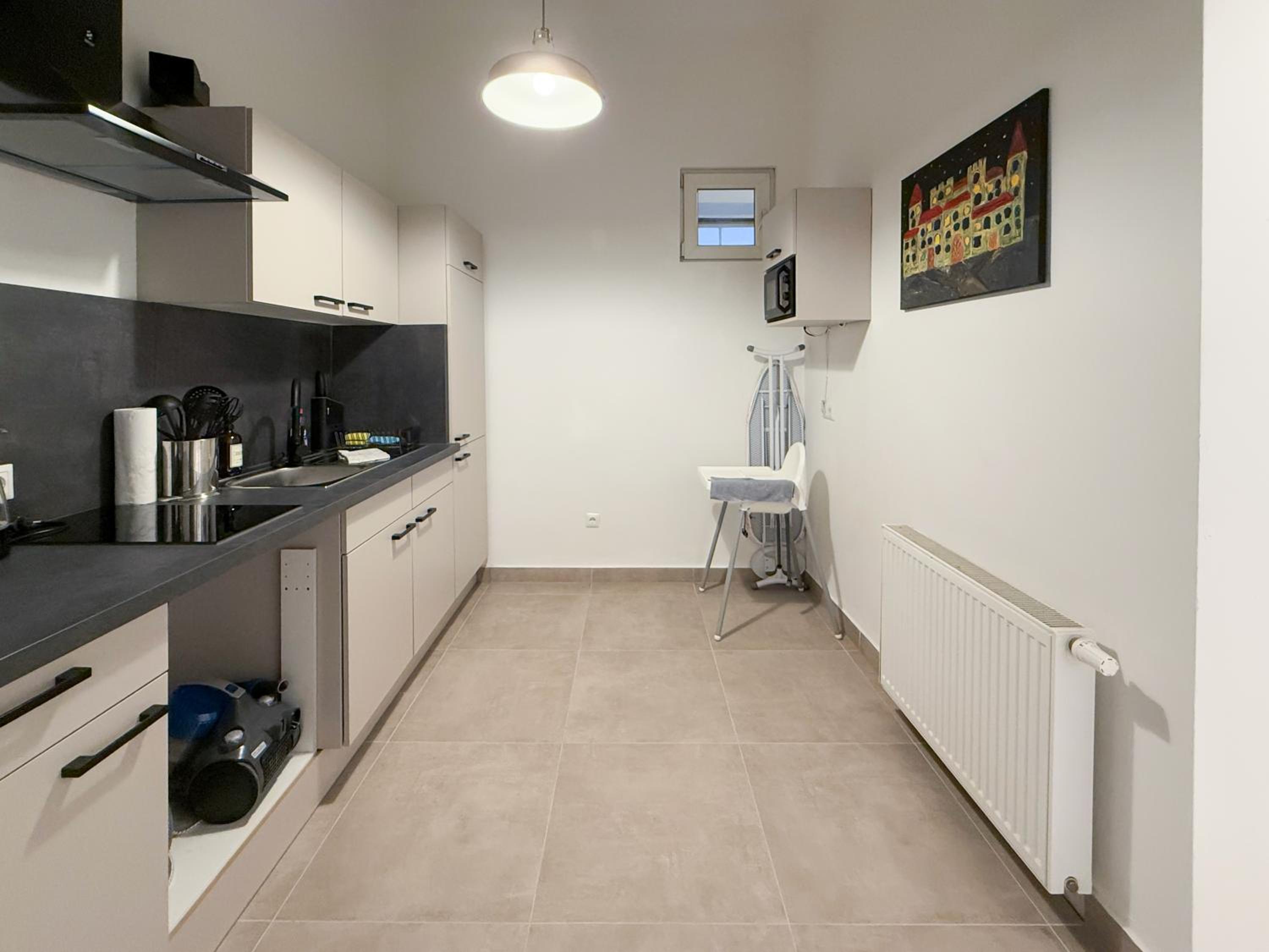 Enjoy Apartments, AC, Quiet Street, Couple Getaway