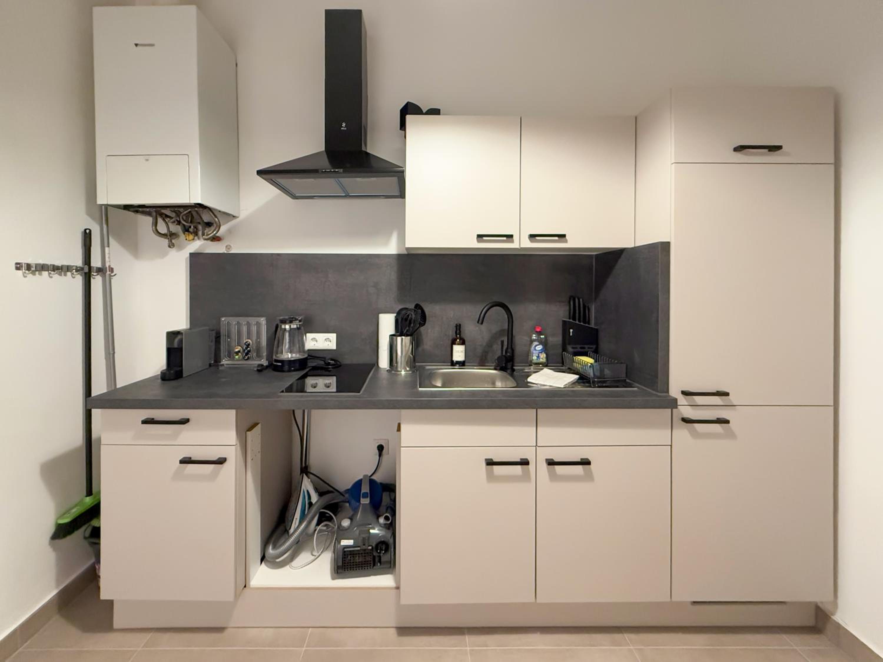 Enjoy Apartments, AC, Quiet Street, Couple Getaway