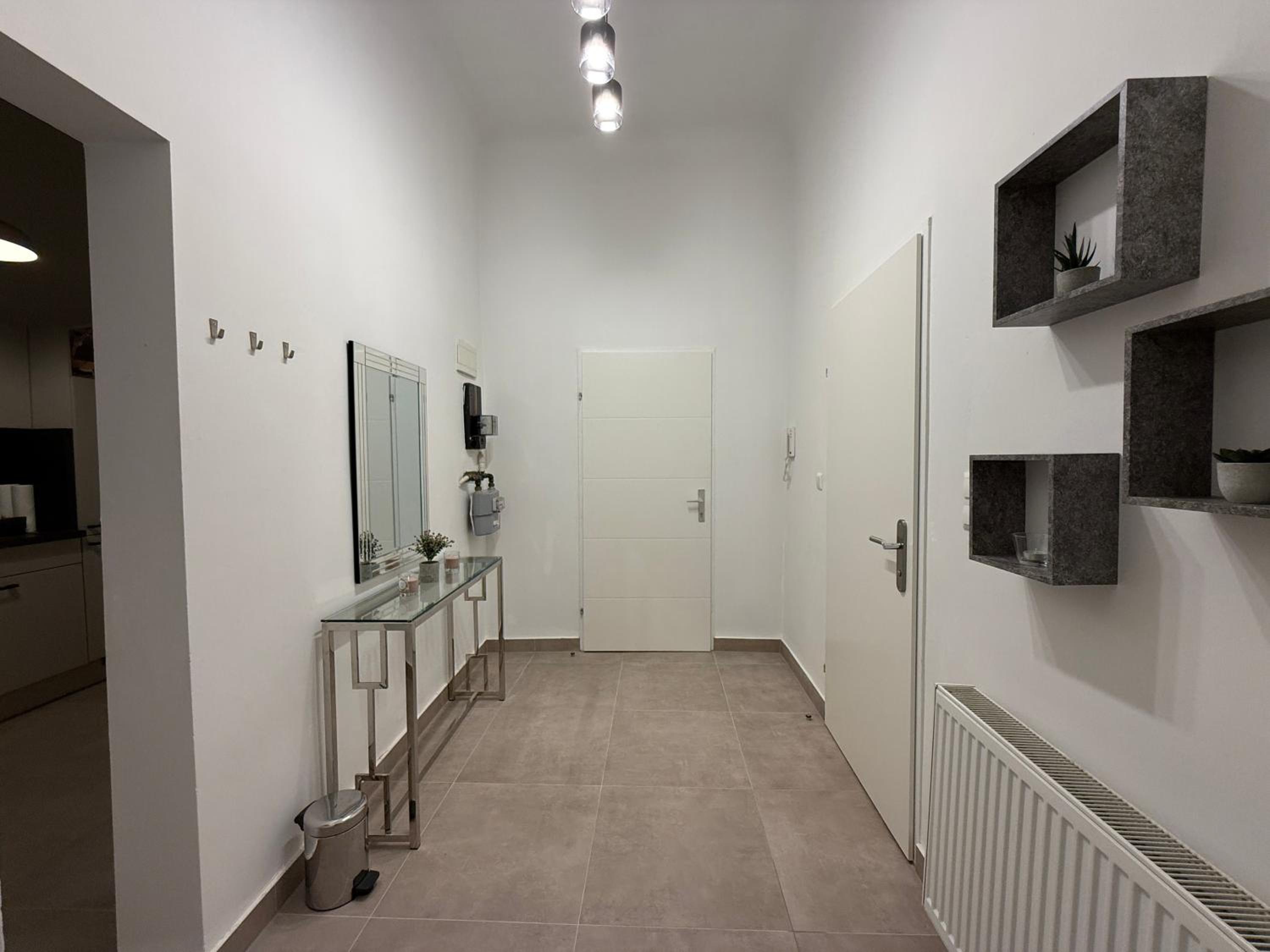 Enjoy Apartments, AC, Quiet Street, Couple Getaway