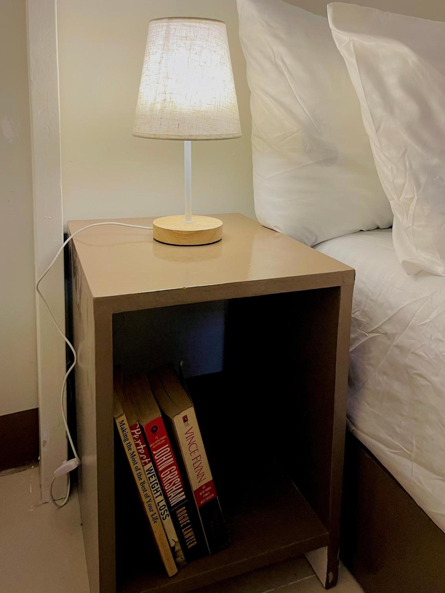 Easy Access Stay, Minutes from Airport on Main Road