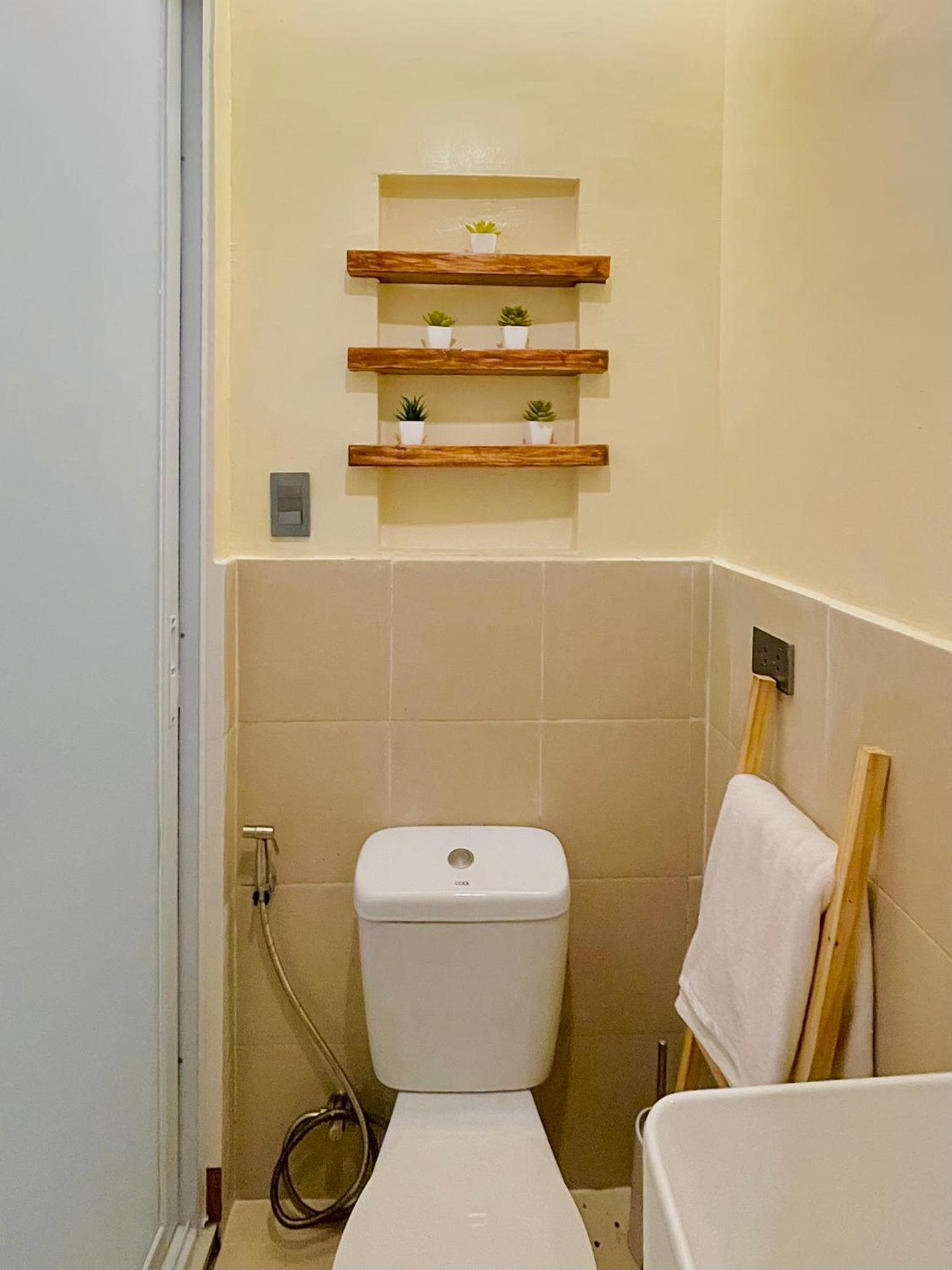 Easy Access Stay, Minutes from Airport on Main Road