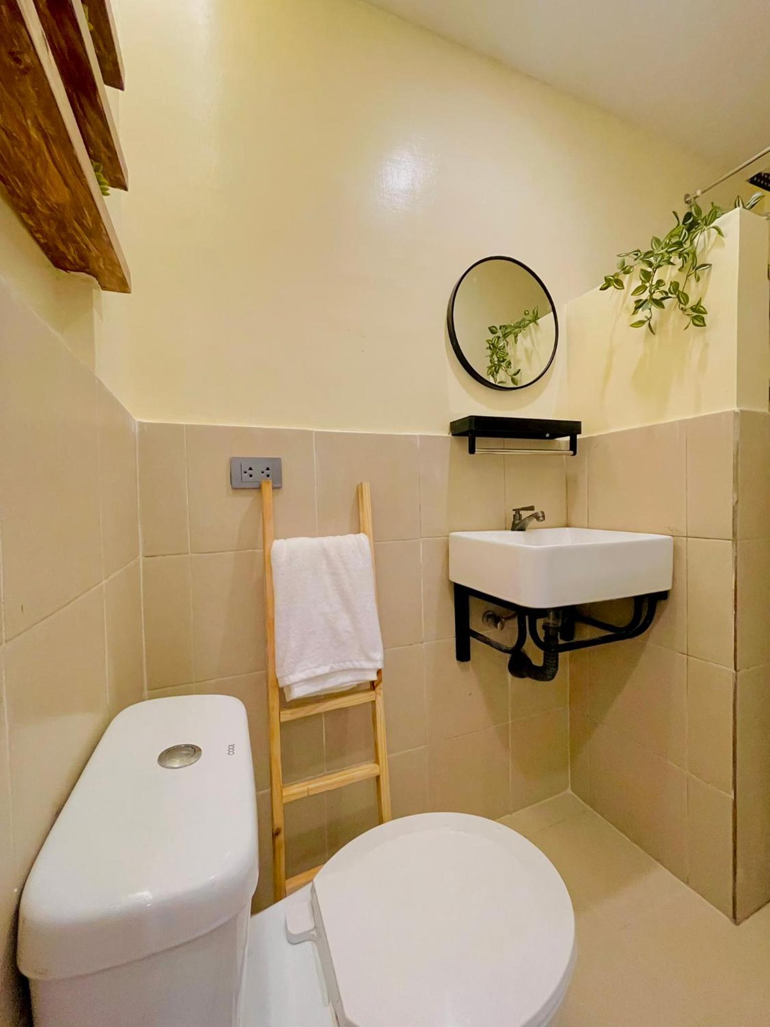 Easy Access Stay, Minutes from Airport on Main Road